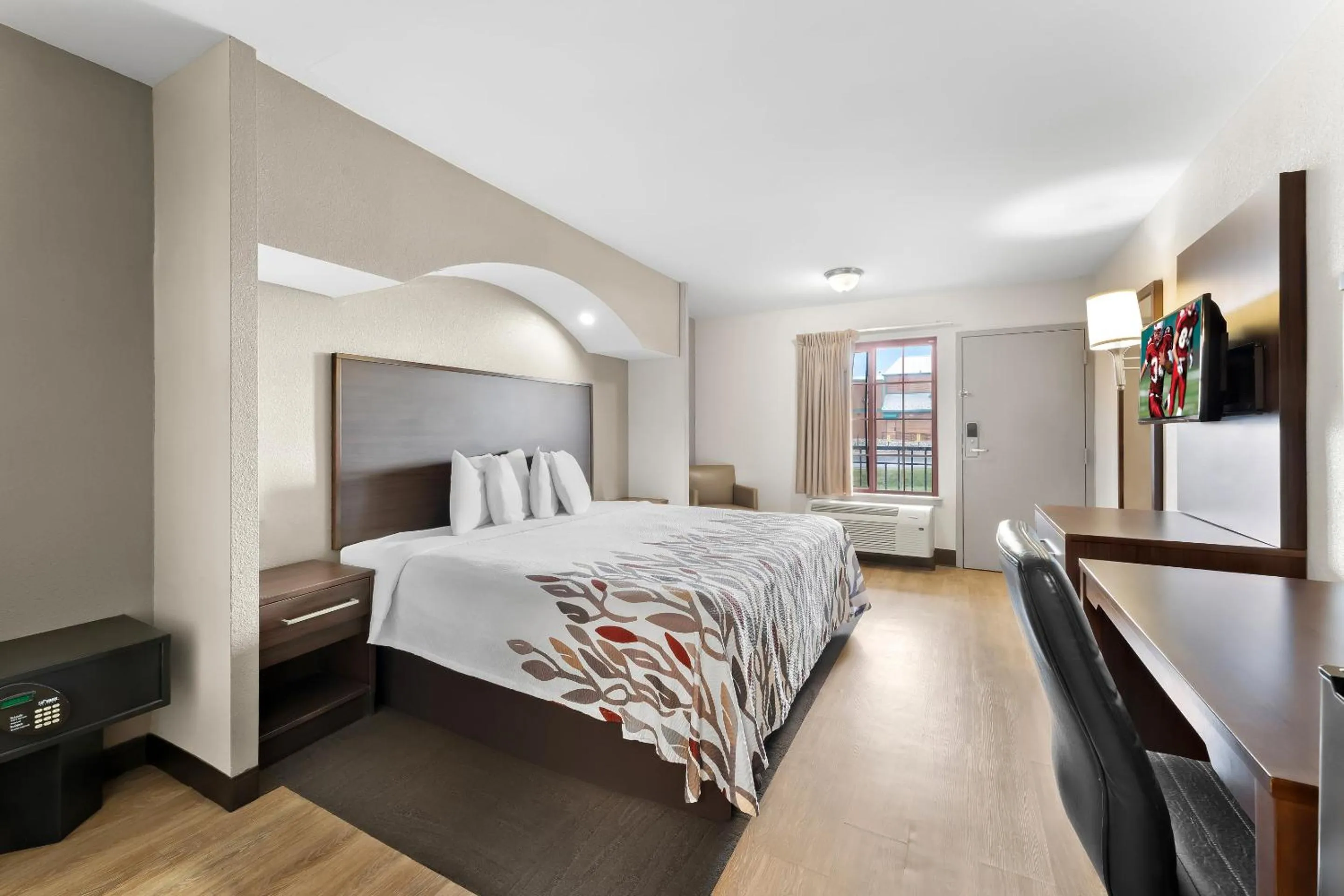 Photo of the whole room, Bed in Red Roof Inn Lancaster