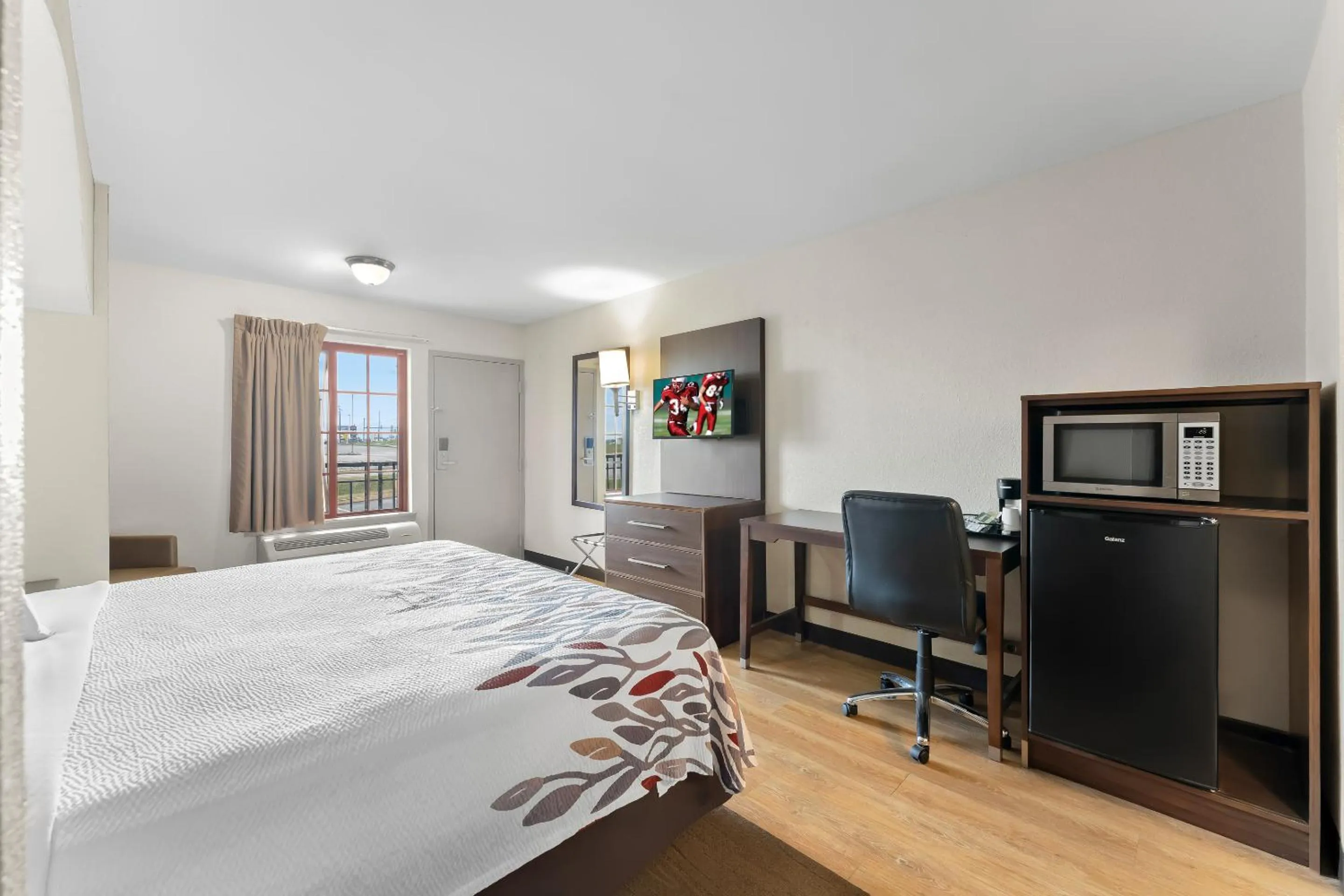 Bedroom, Bed in Red Roof Inn Lancaster