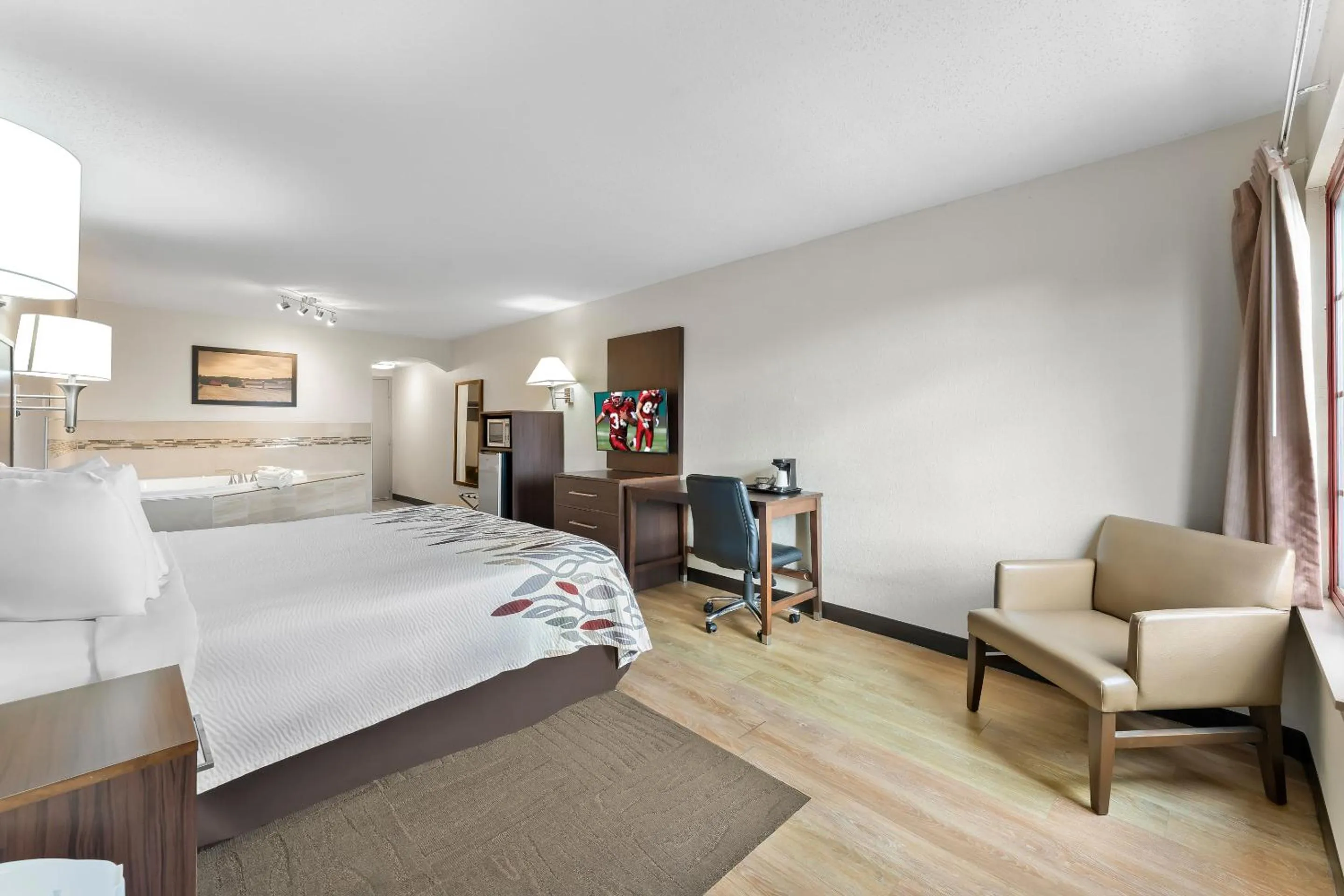 Photo of the whole room, Bed in Red Roof Inn Lancaster