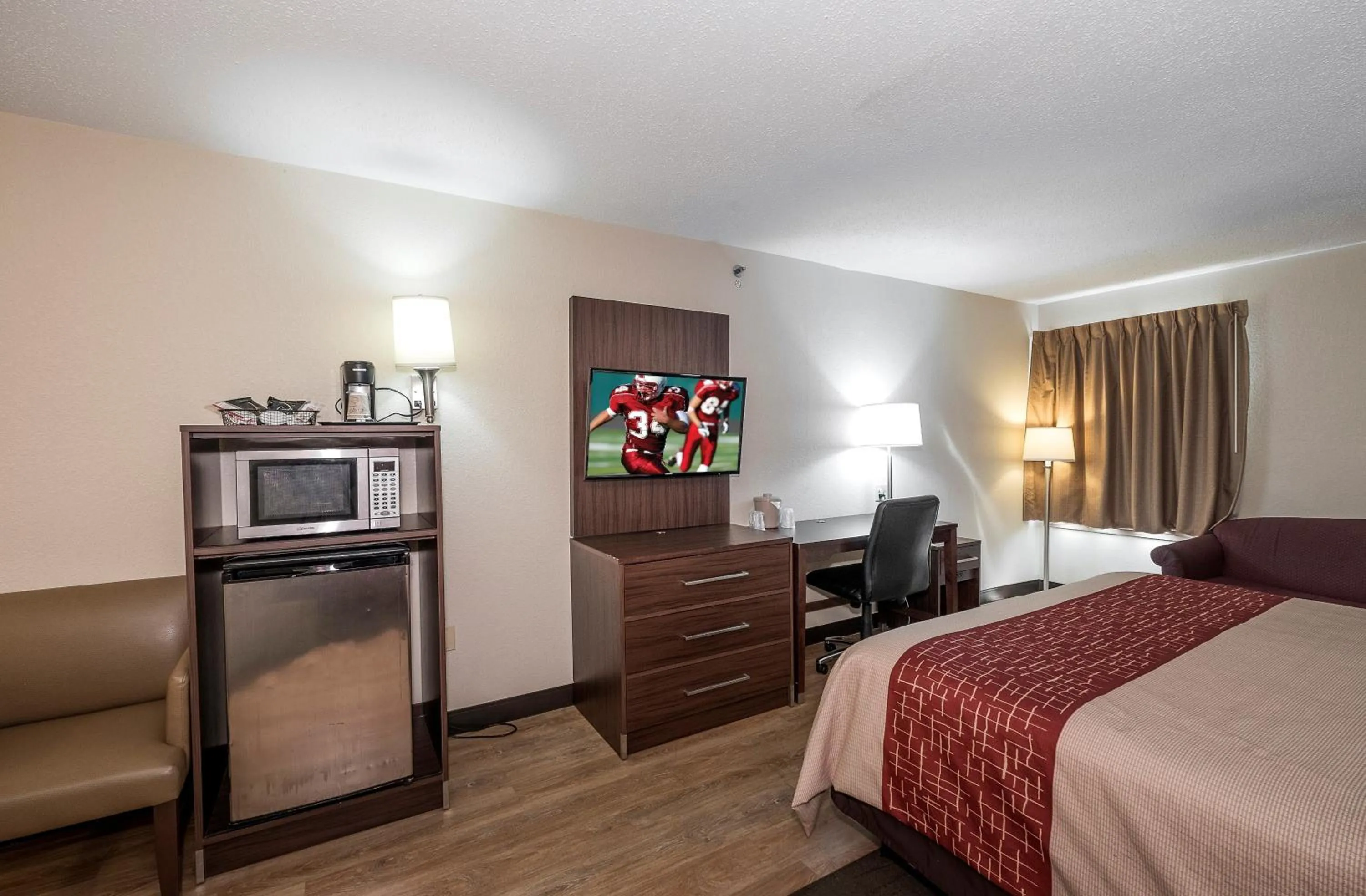 Photo of the whole room, Bed in Red Roof Inn Lancaster