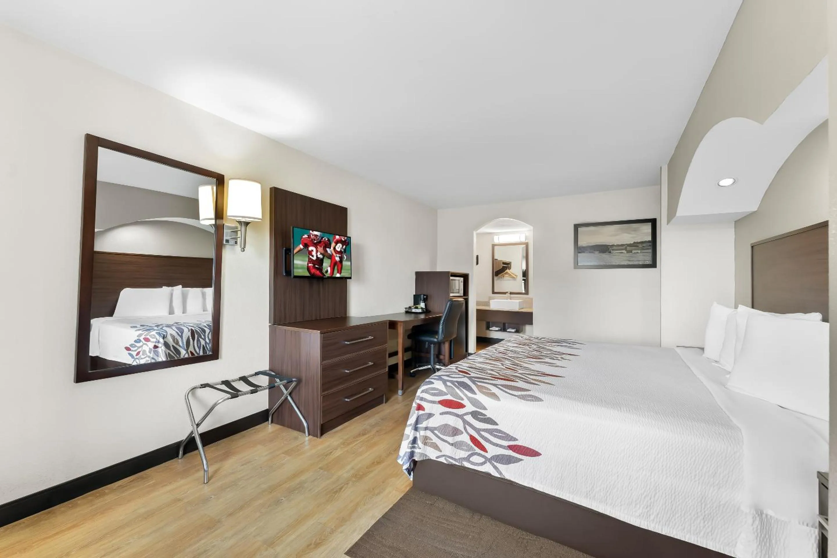 Bedroom, Bed in Red Roof Inn Lancaster