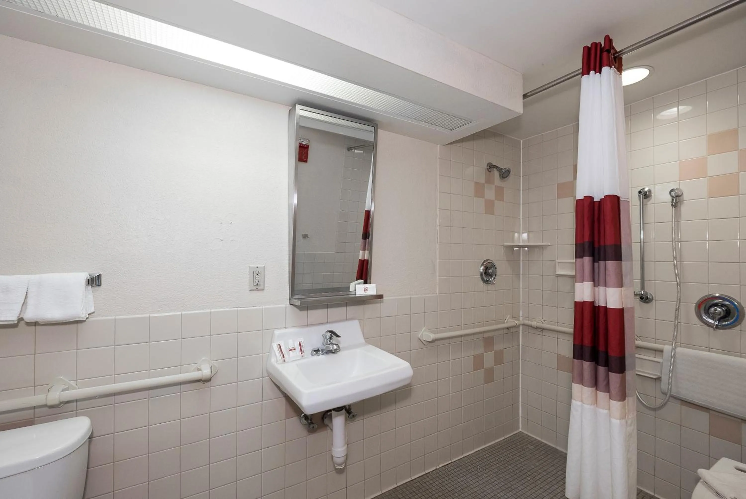 Bathroom in Red Roof Inn Lancaster