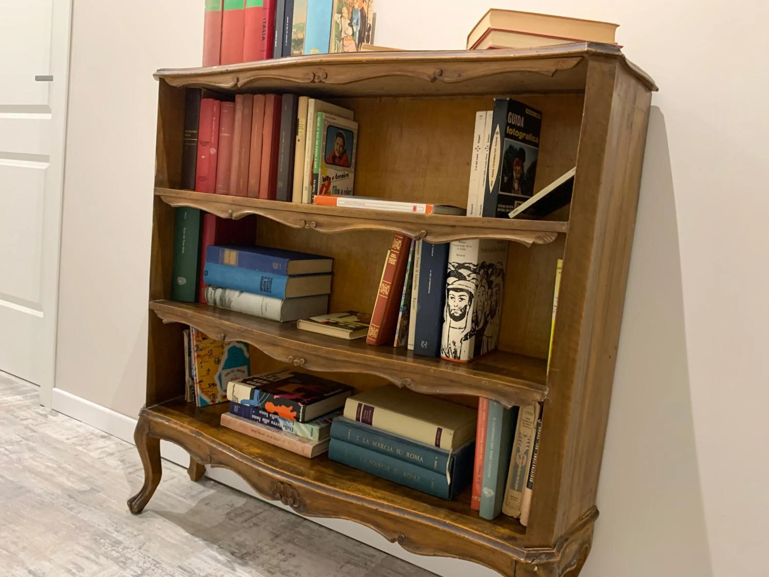 Library in B&B Nonna Marcella