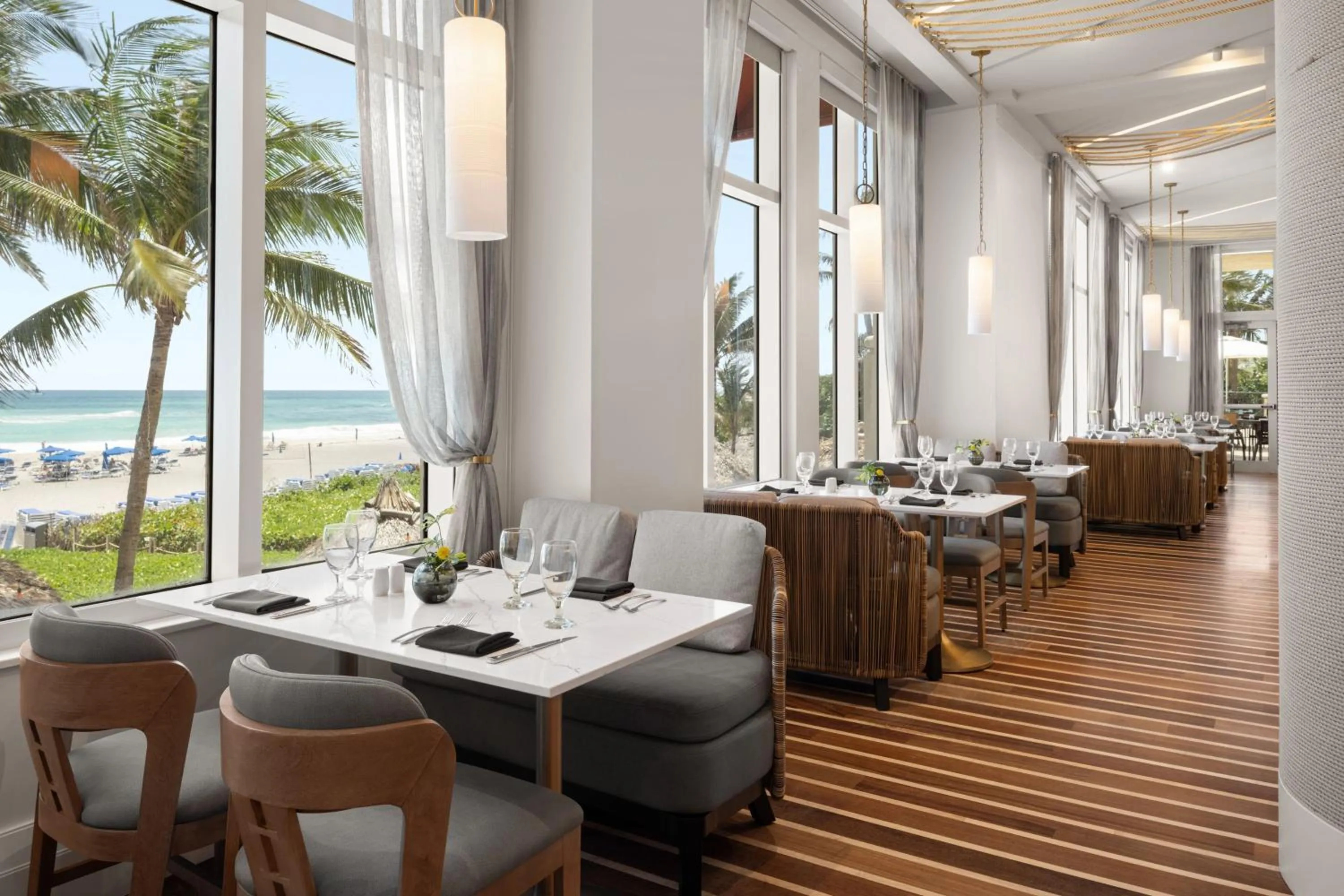 Lounge or bar in Palm Beach Marriott Singer Island Beach Resort & Spa