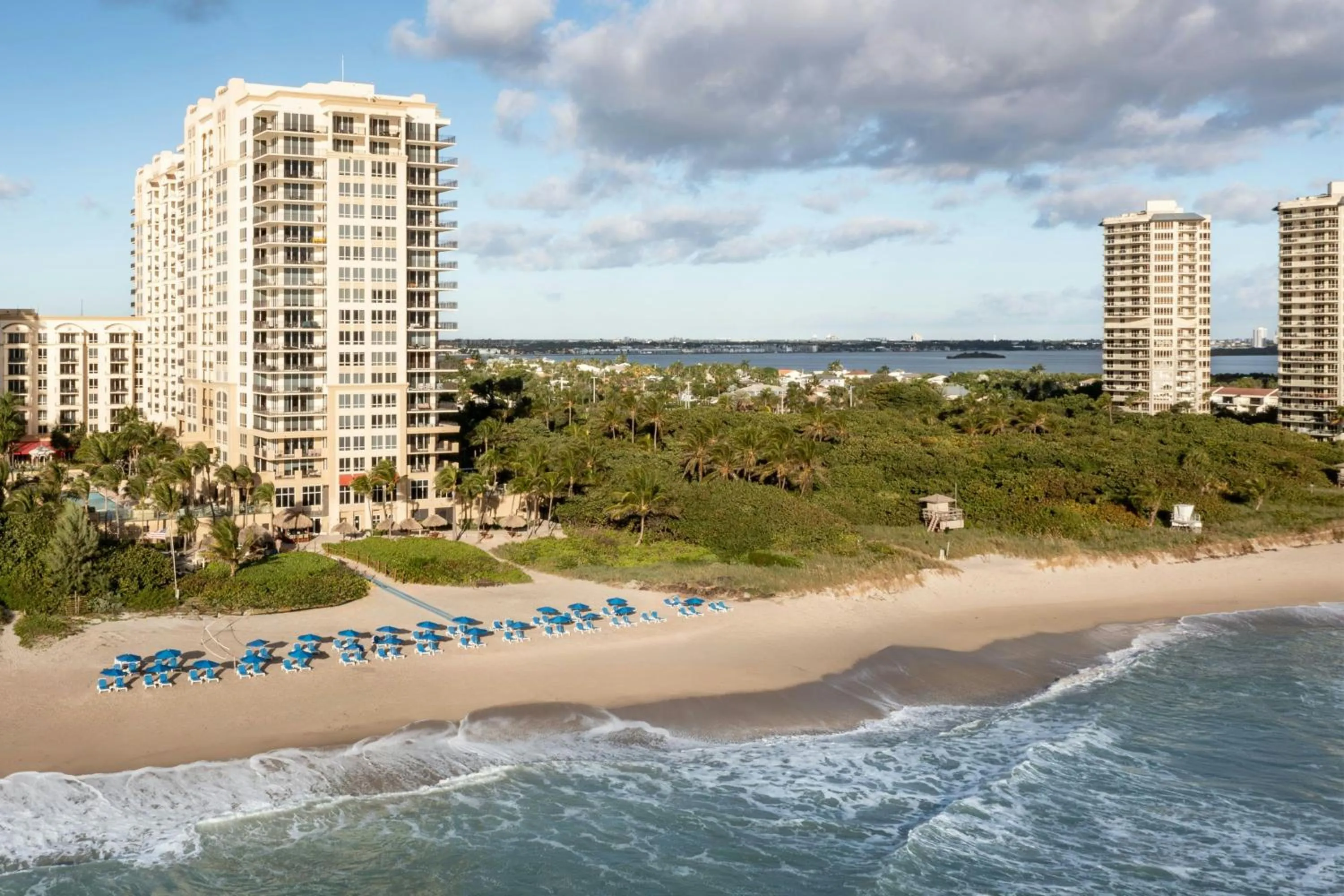 Property building in Palm Beach Marriott Singer Island Beach Resort & Spa