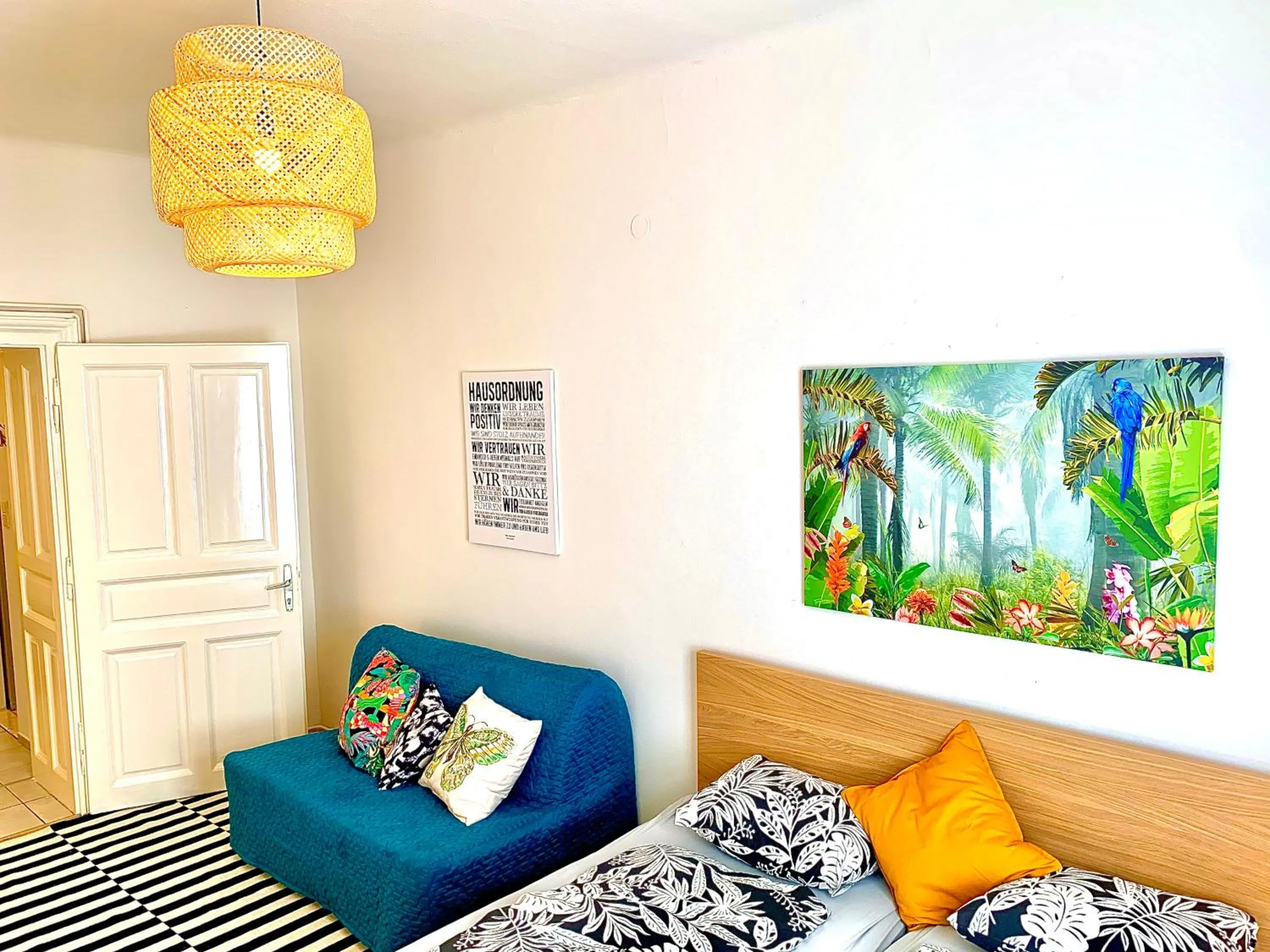 Living room, Bed in Charming City Apartment - by Nahuen Suites