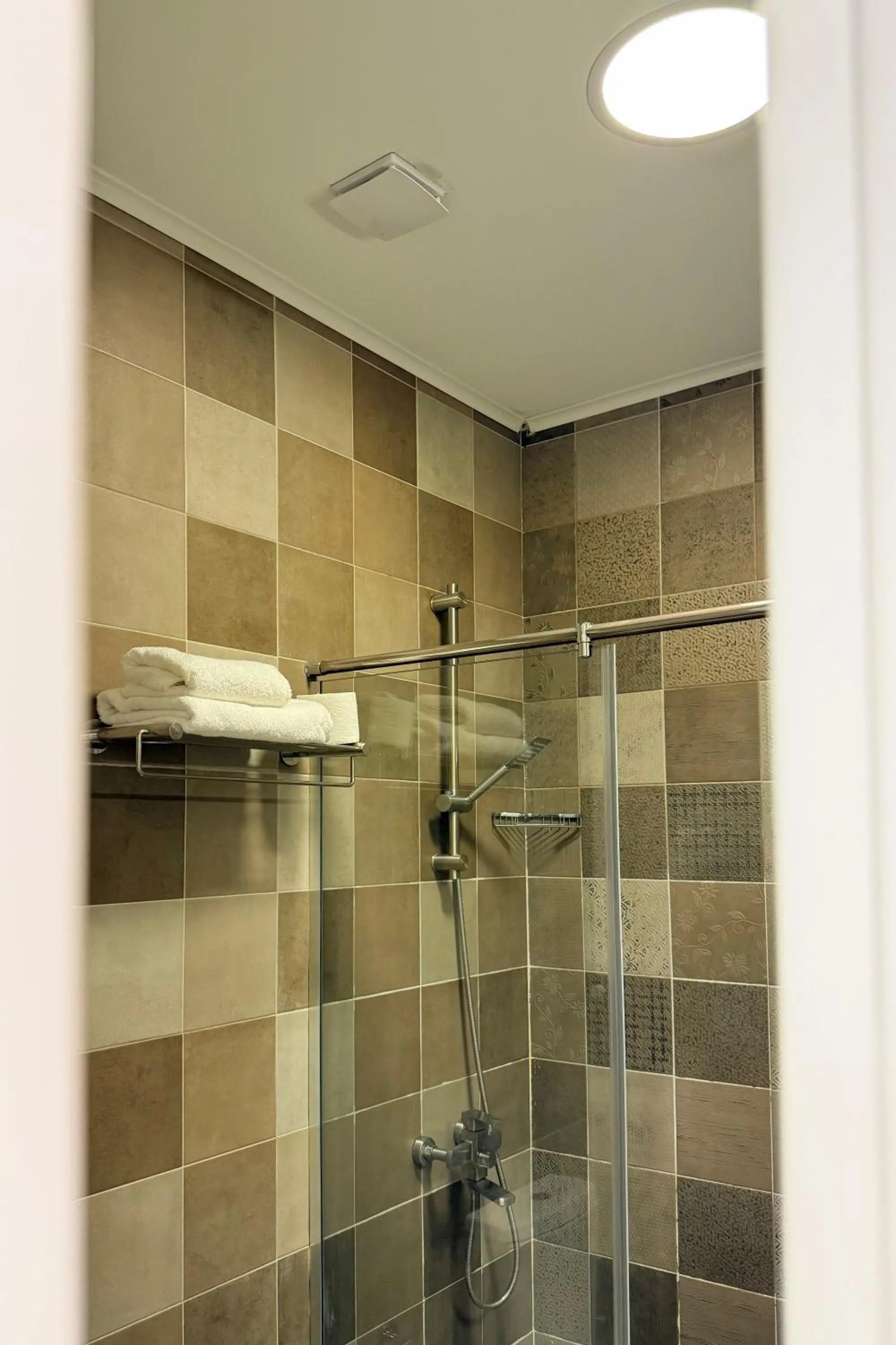 Shower in Arts Hotel by Square