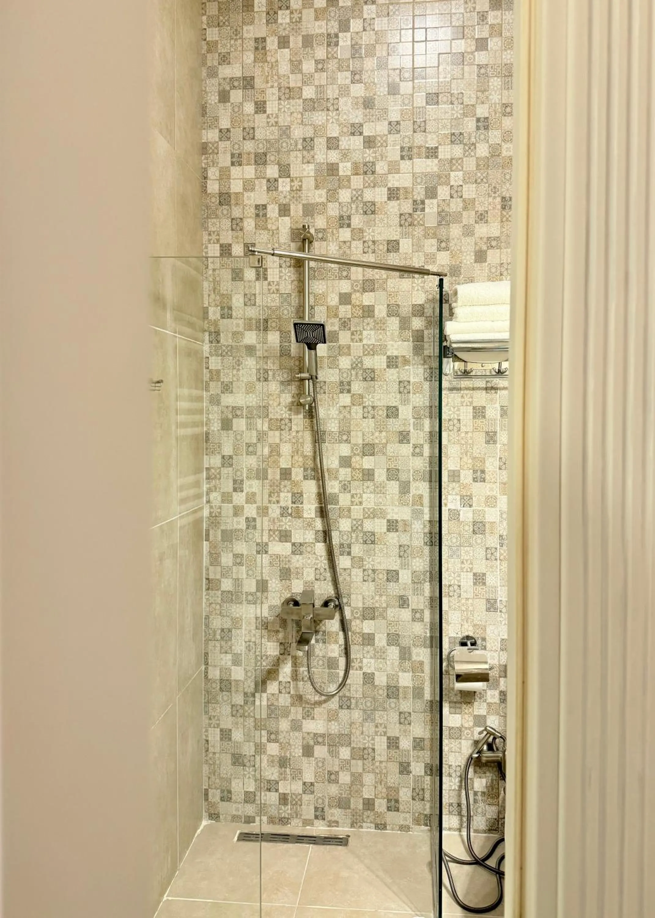 Shower in Arts Hotel by Square