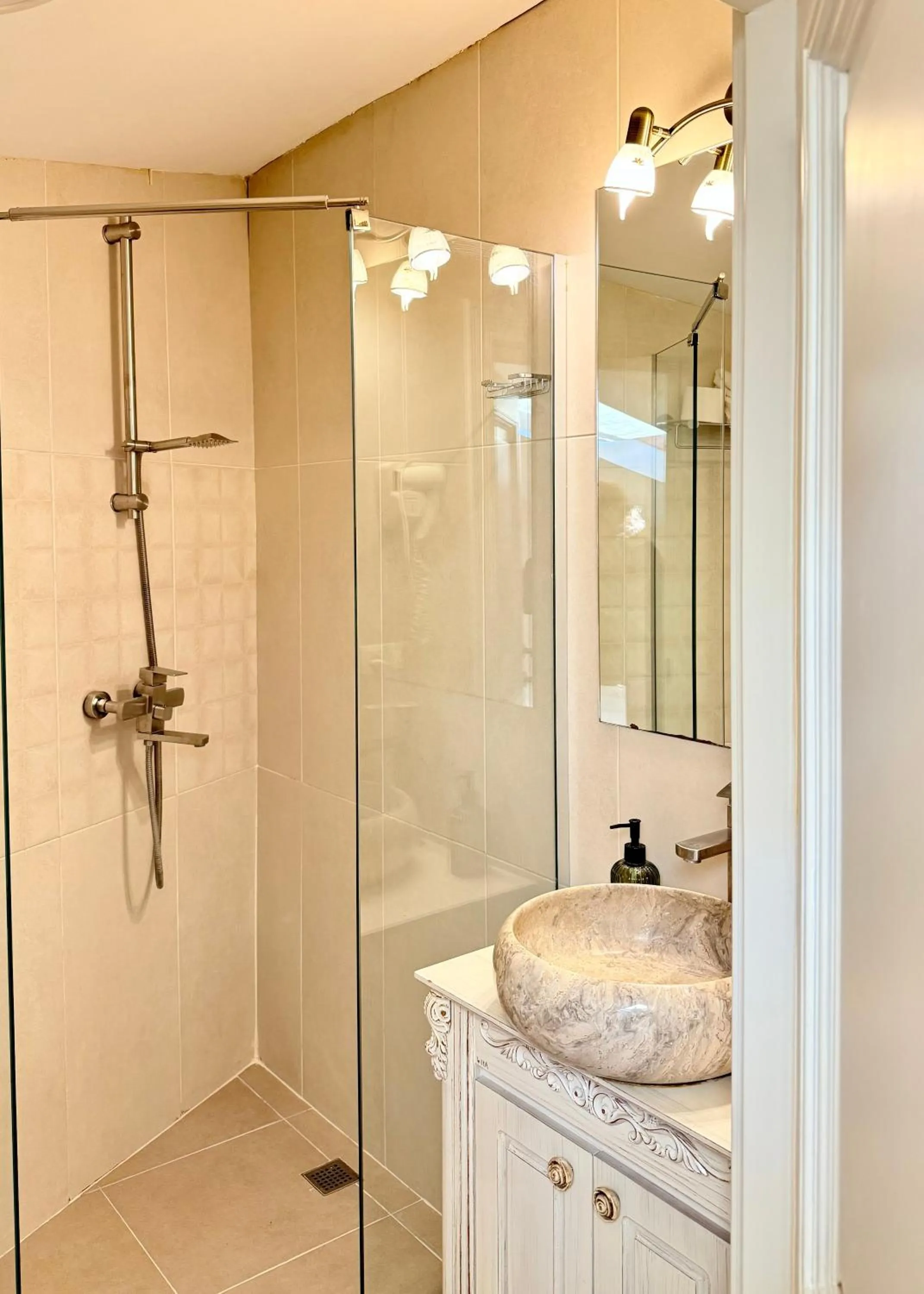 Shower in Arts Hotel by Square