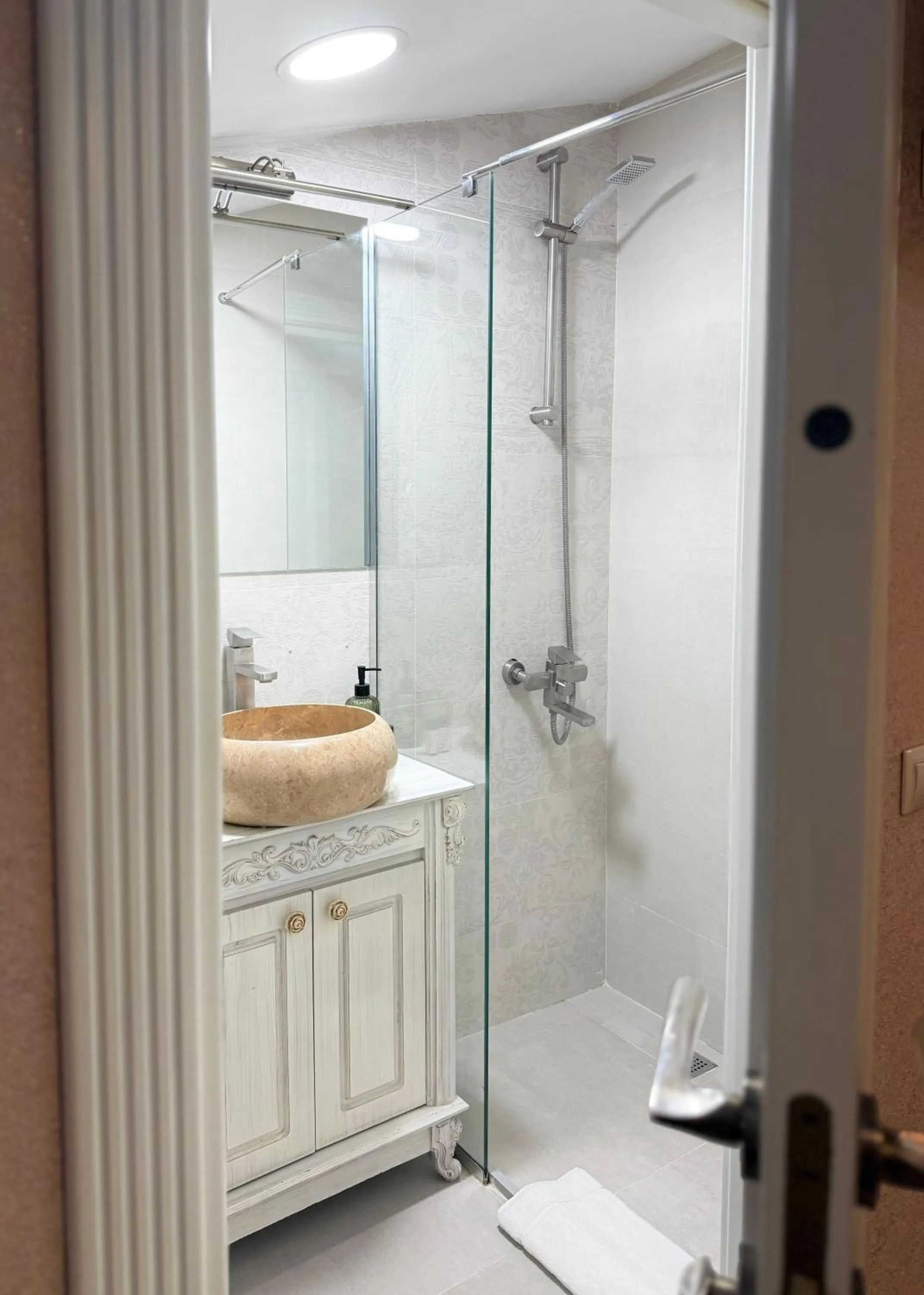 Shower in Arts Hotel by Square