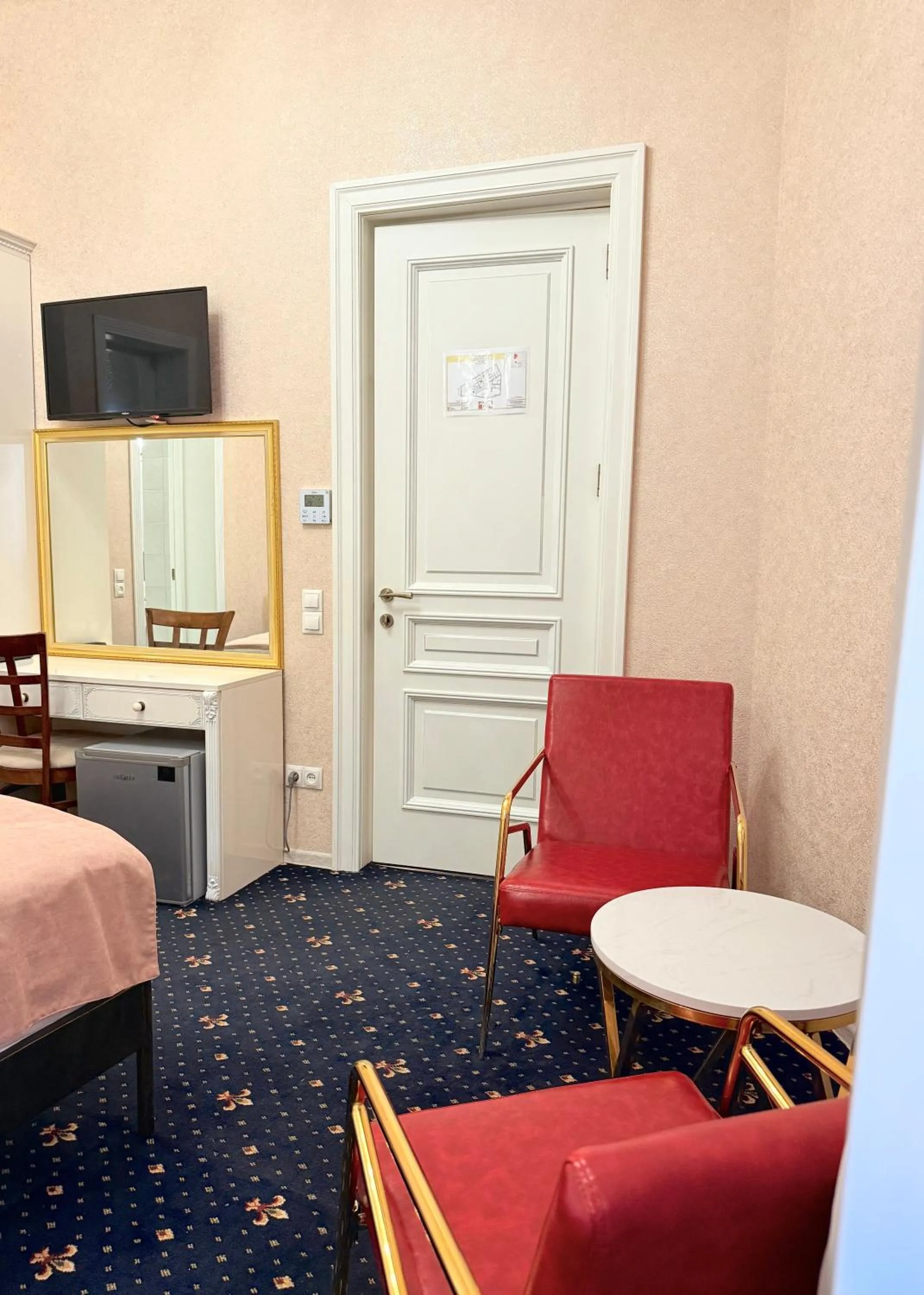 Living room, Bed in Arts Hotel by Square