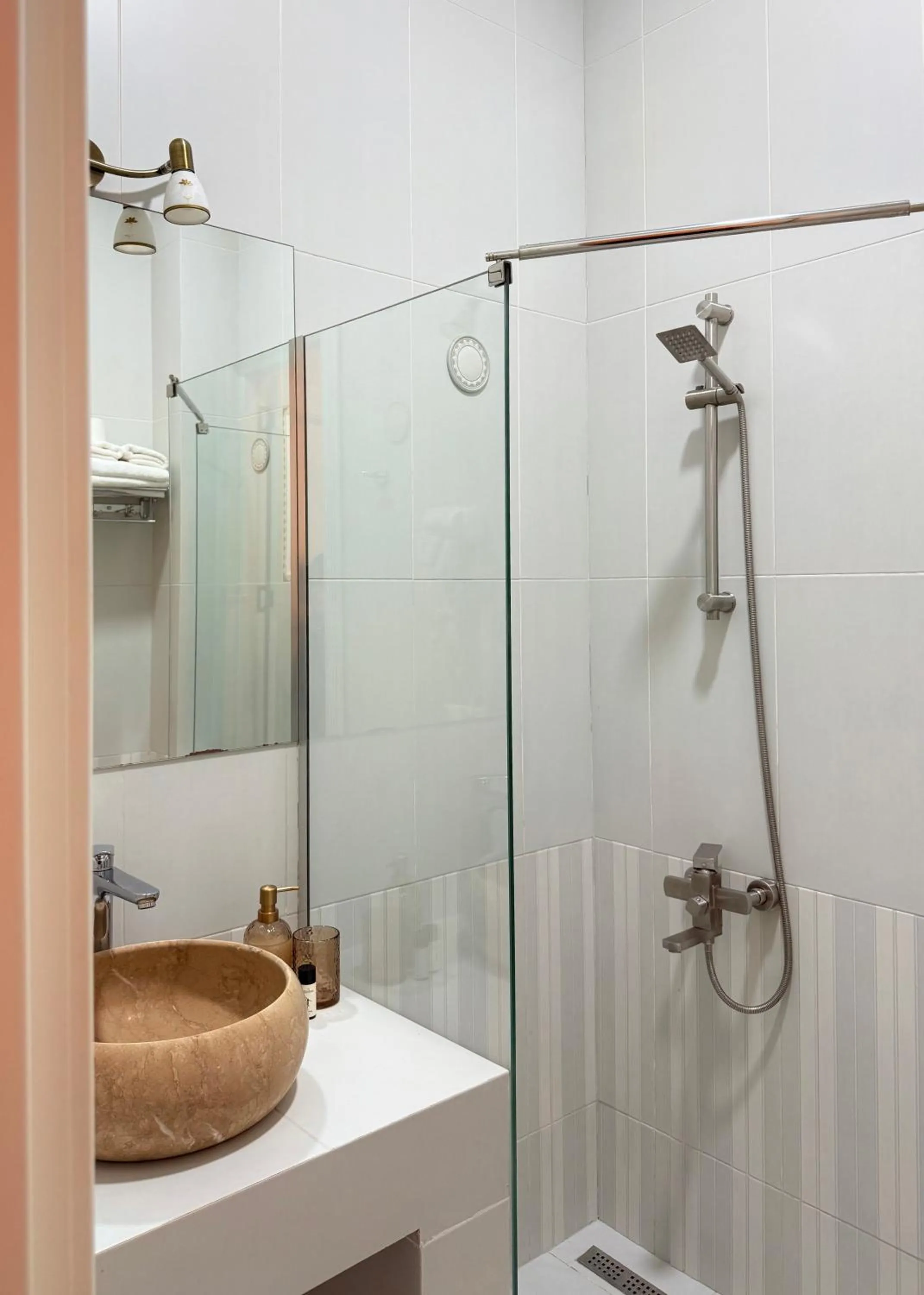 Shower in Arts Hotel by Square