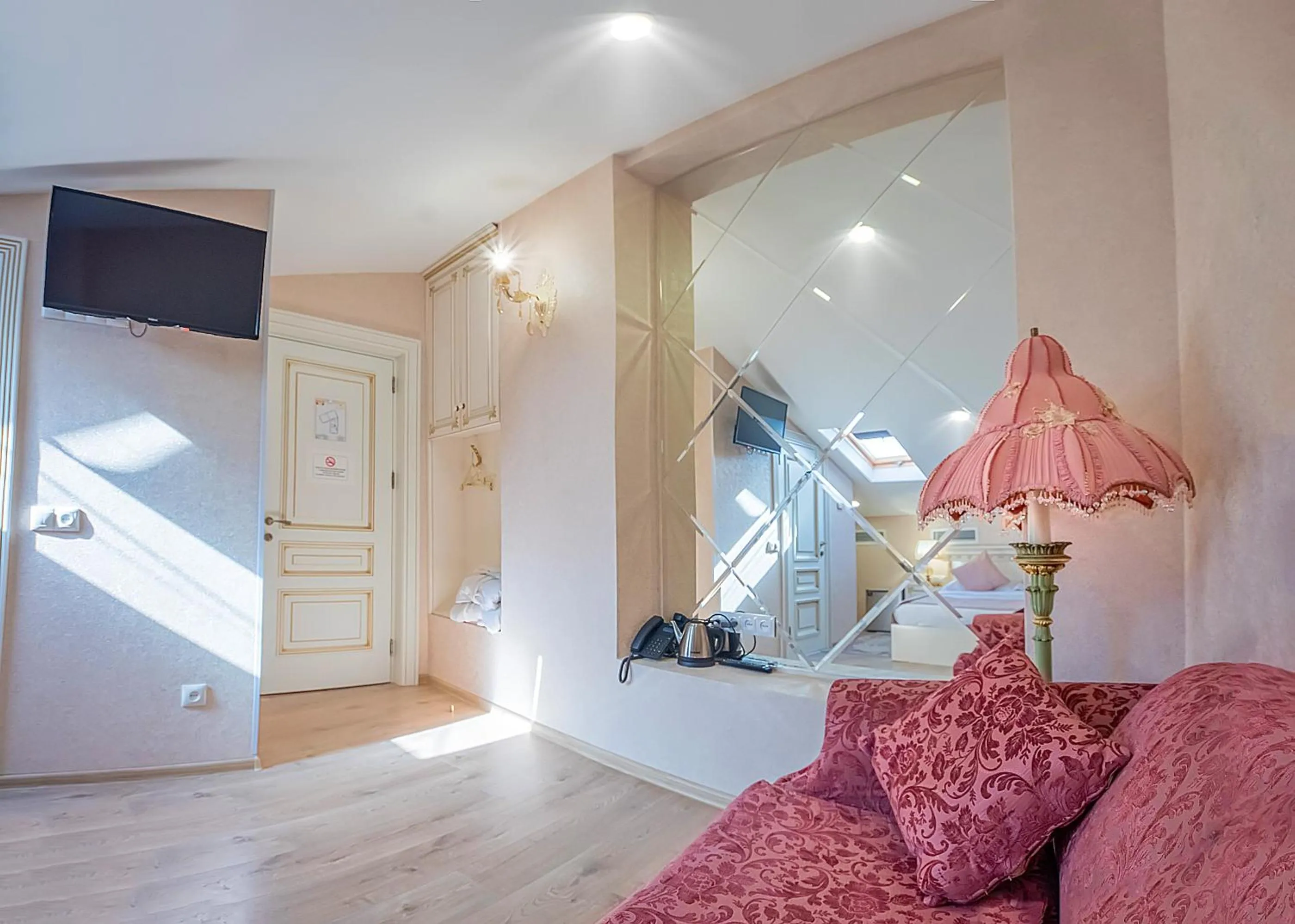 TV and multimedia in Vintage Hotel