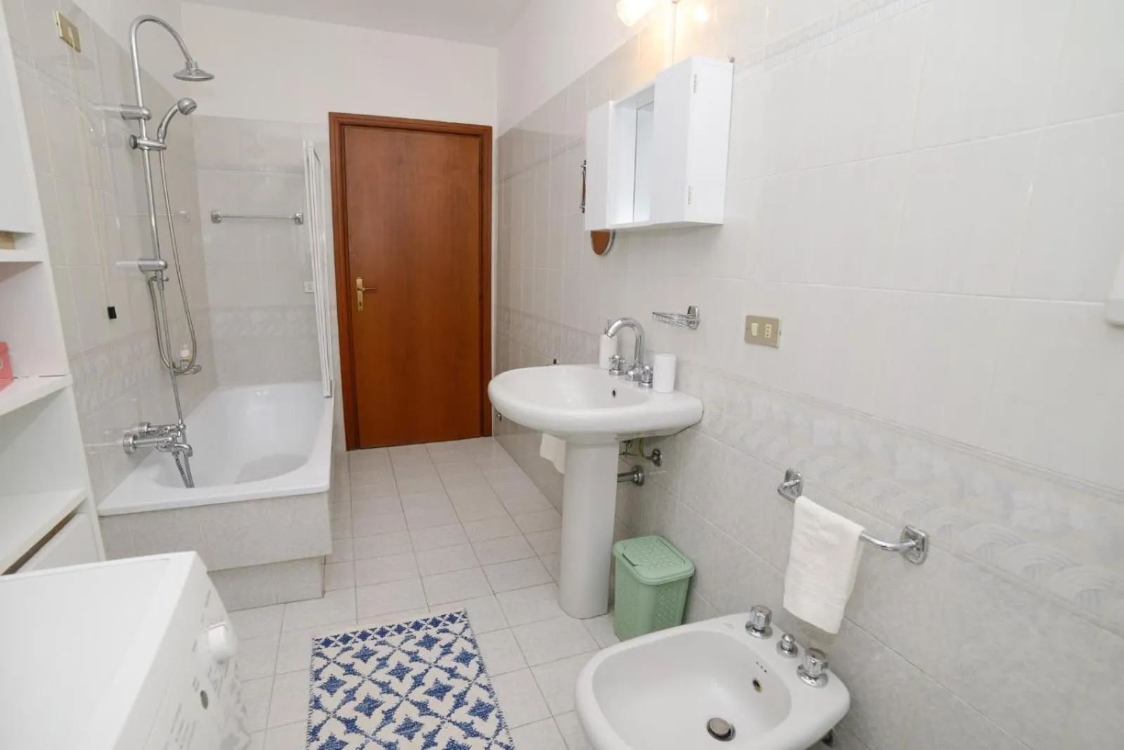 Shower in Loft Free Parking Agli Ulivi moderno e spazioso