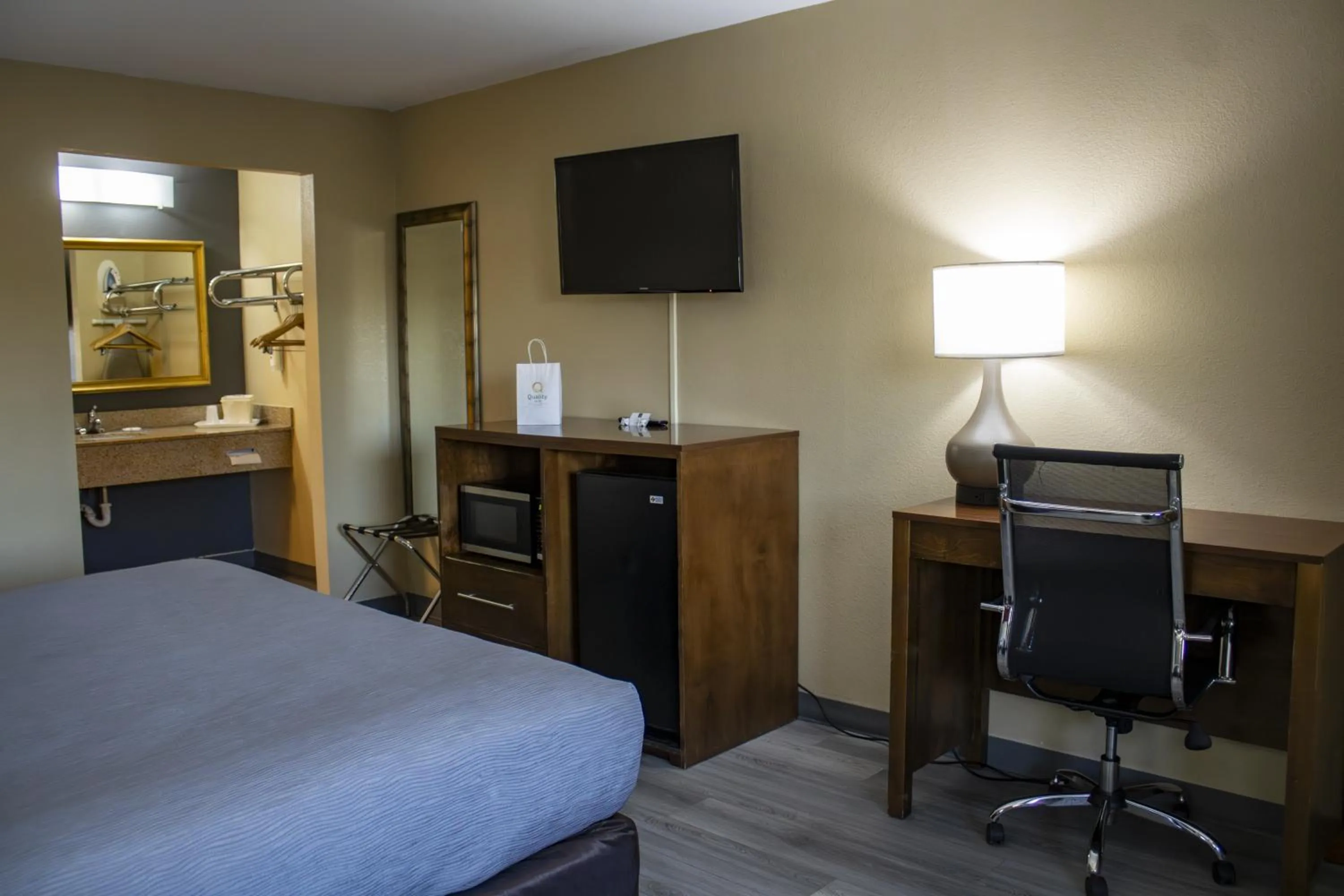 TV and multimedia, Bed in Quality Inn Kenly I-95