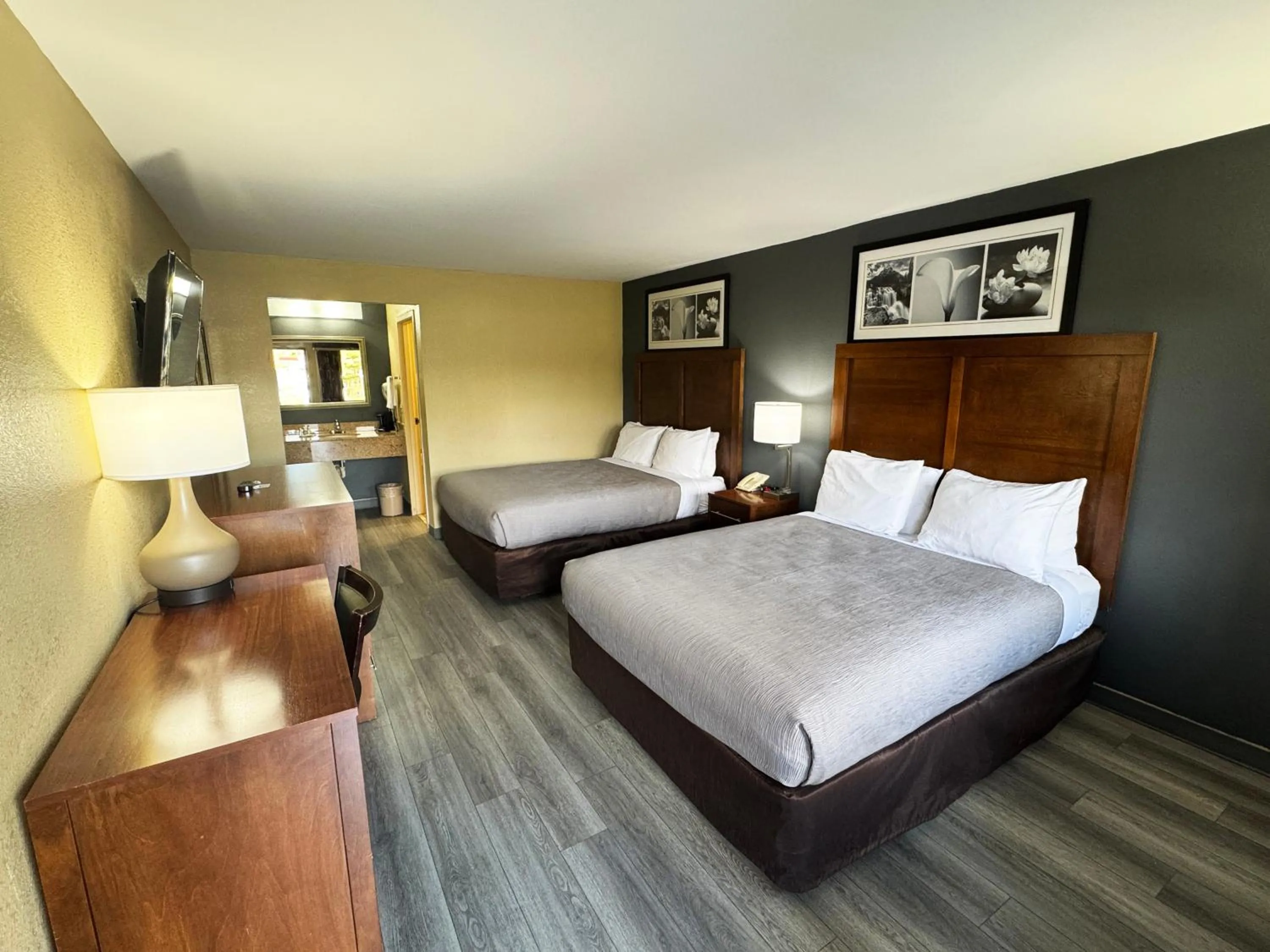 Bedroom, Bed in Quality Inn Kenly I-95