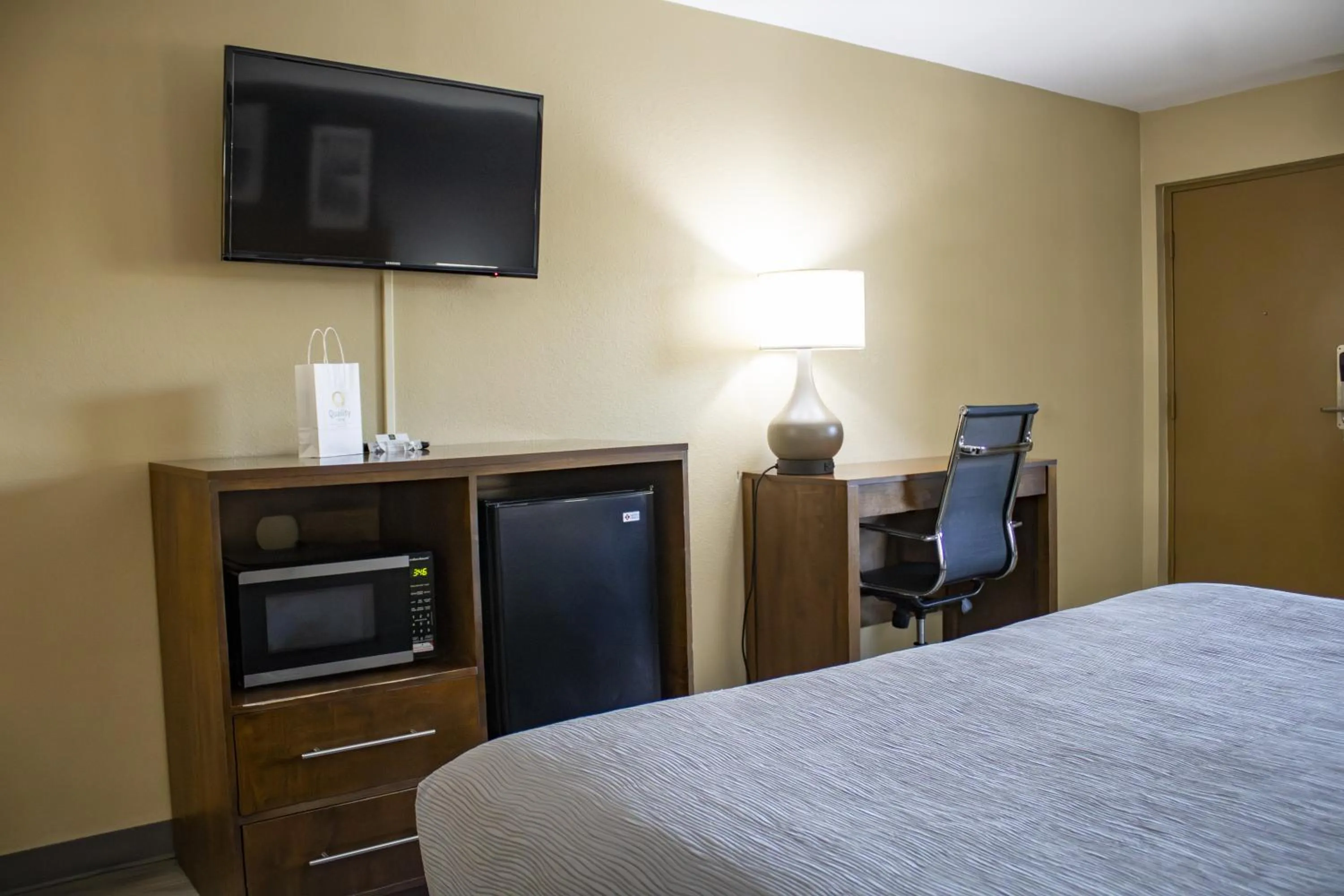 TV and multimedia, Bed in Quality Inn Kenly I-95