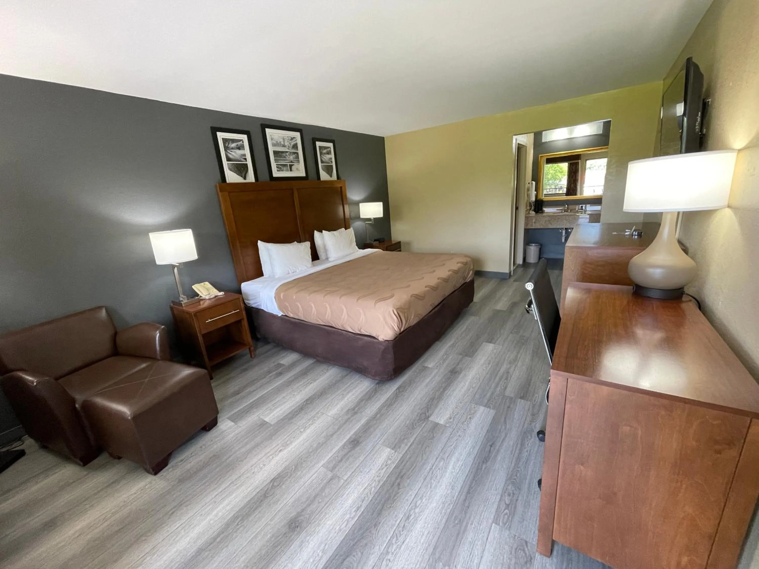 Bedroom, Bed in Quality Inn Kenly I-95