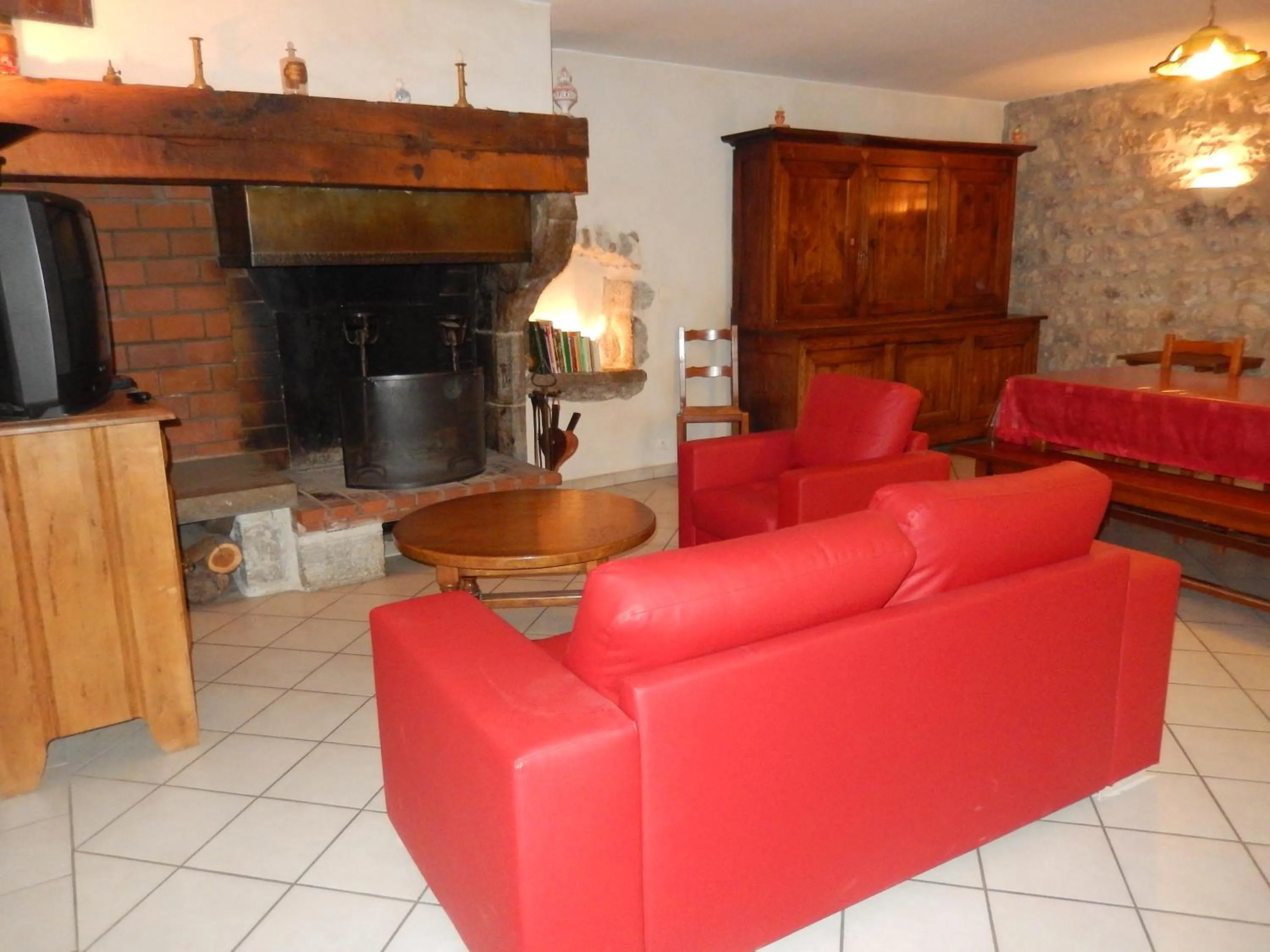 Communal lounge/ TV room in Chambres d'hôtes les Clapas