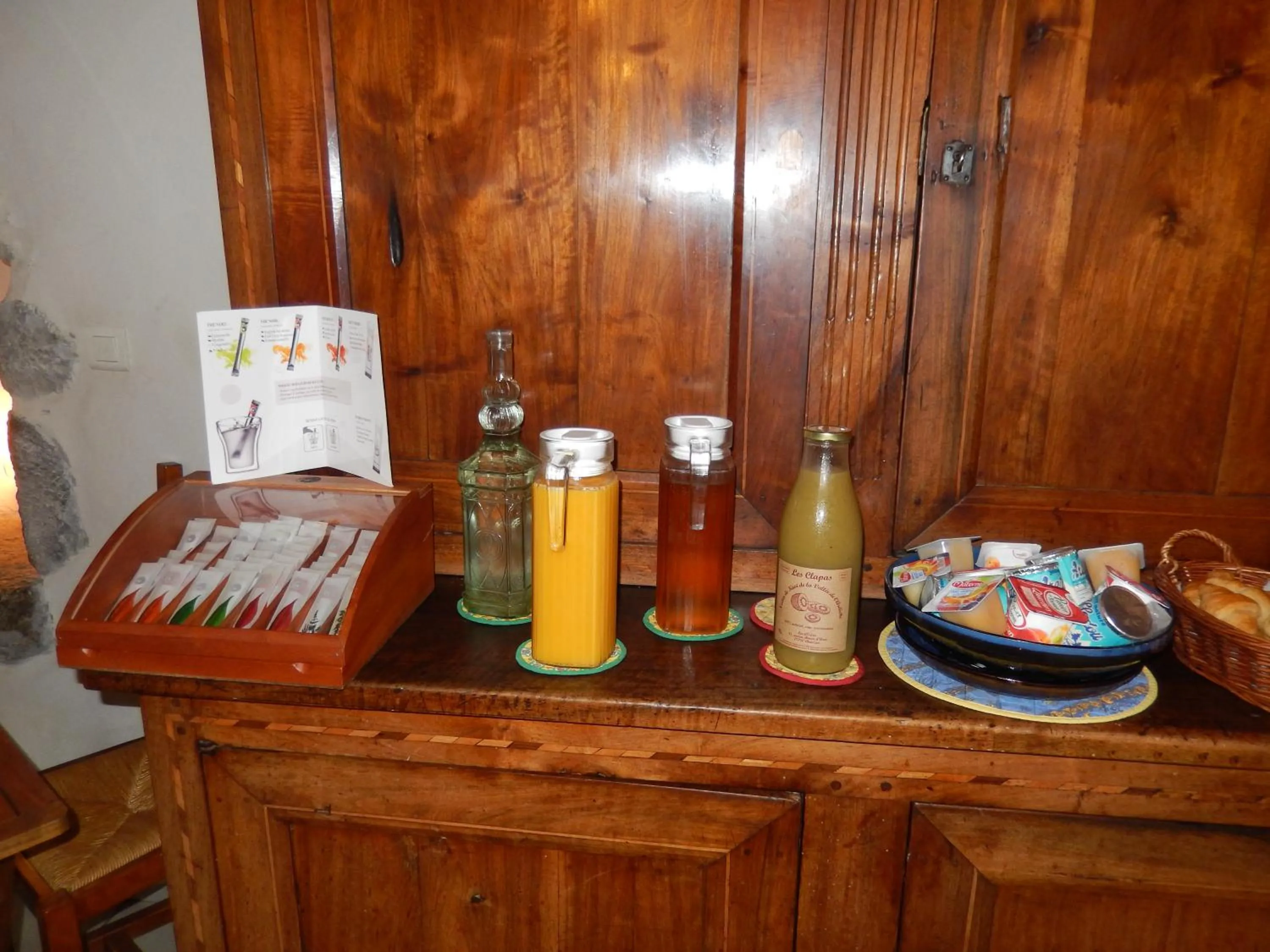 Continental breakfast in Chambres d'hôtes les Clapas