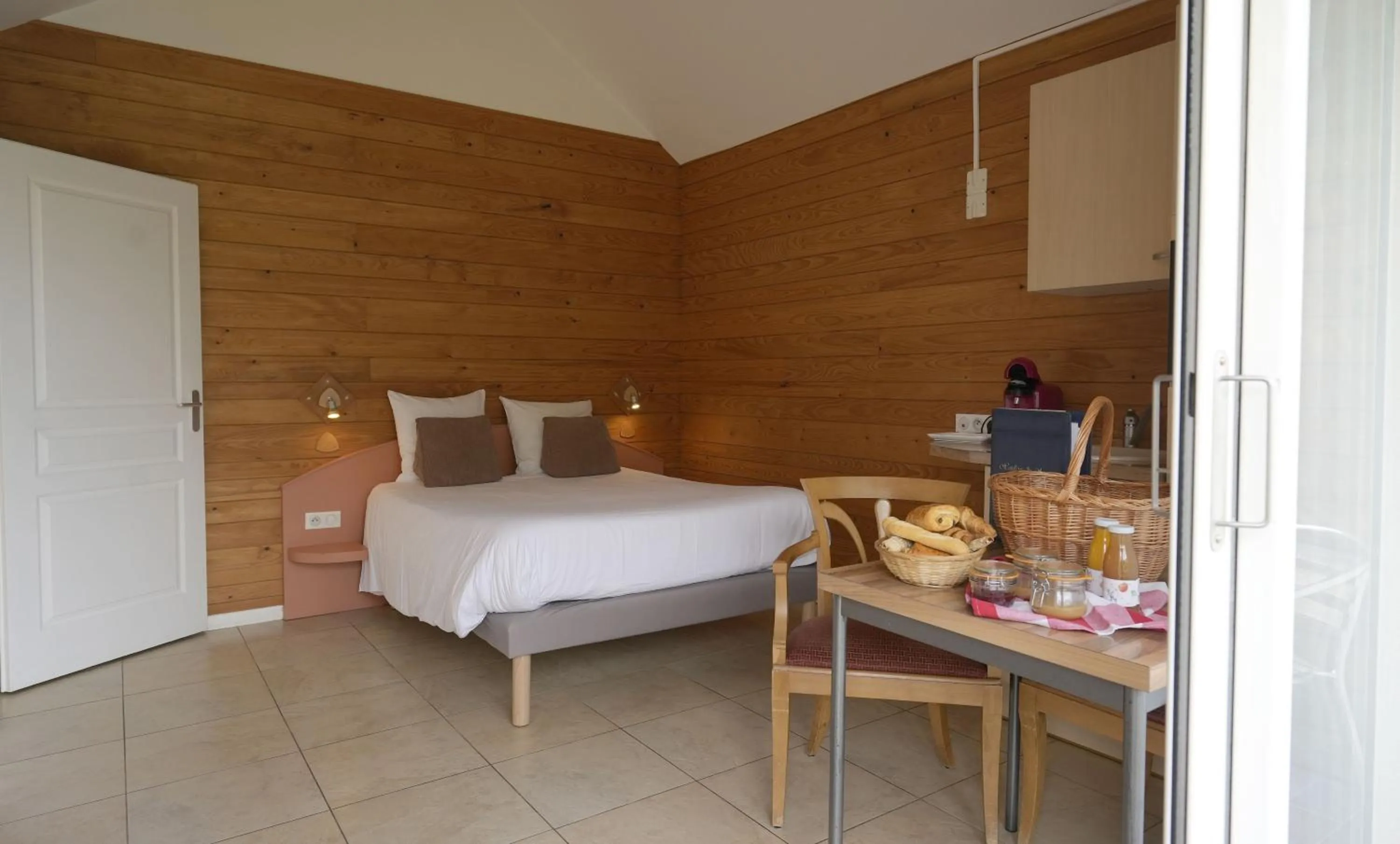 Bedroom, Bed in San-Val' Eau