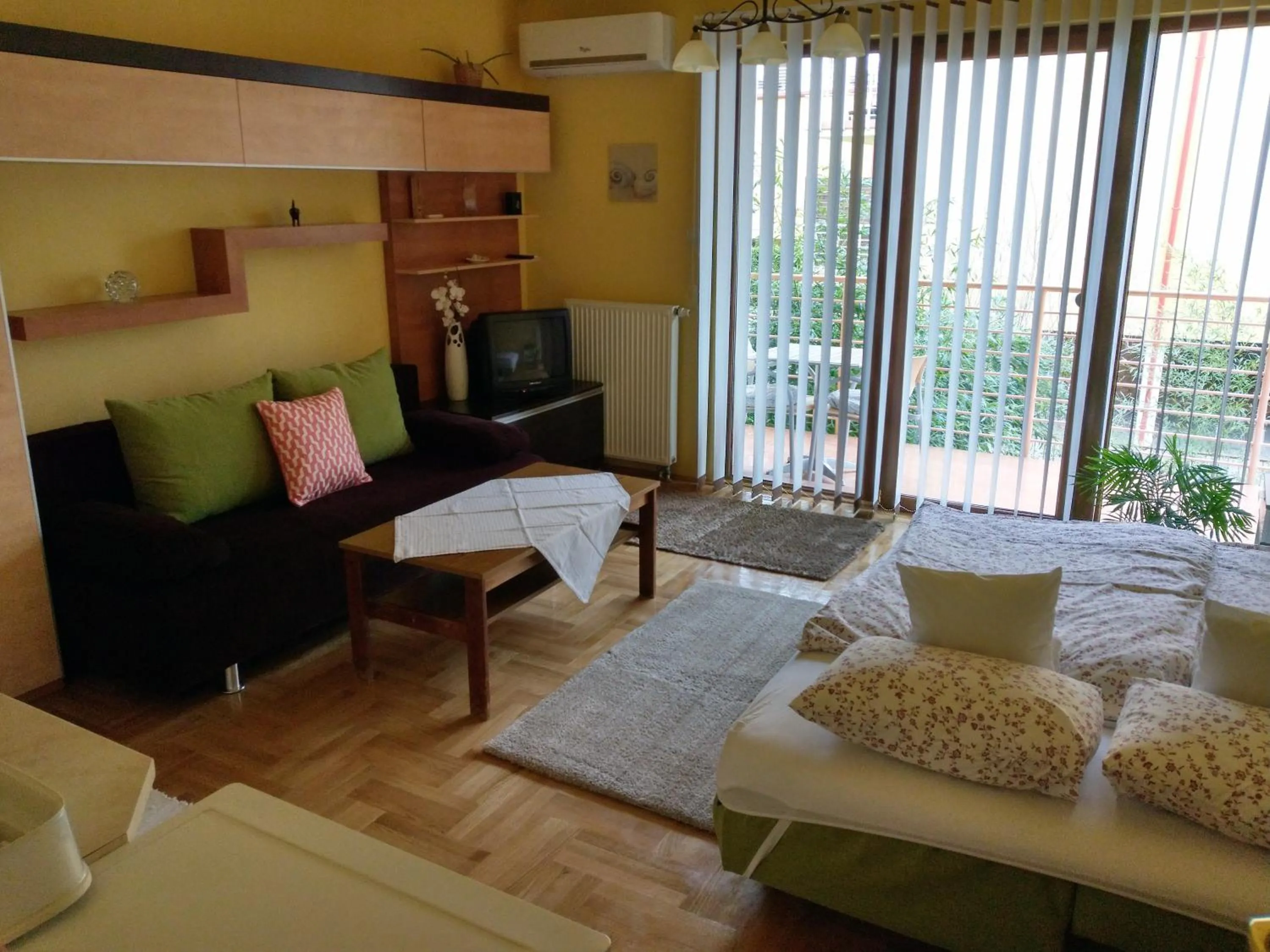 Living room, Bed in Mandarin Wellness Apartman