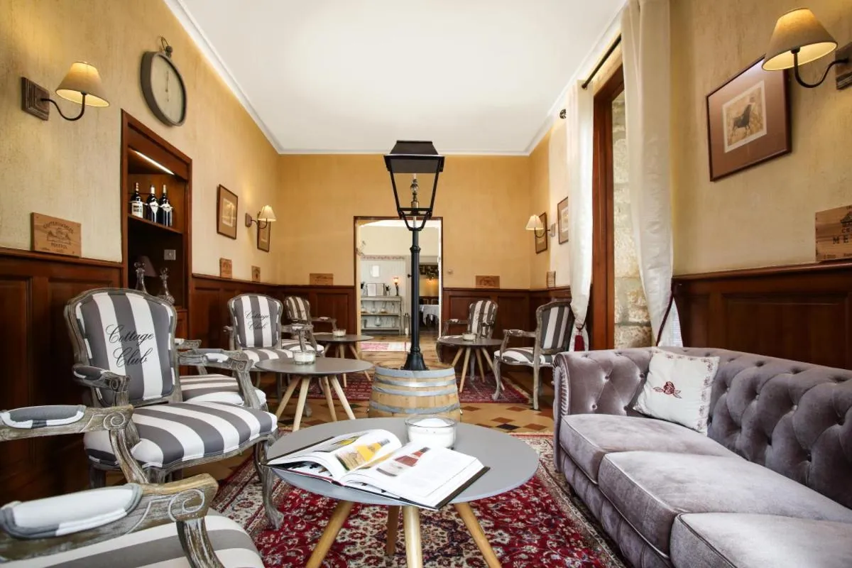 Communal lounge/ TV room in La Roseraie Hôtel Restaurant