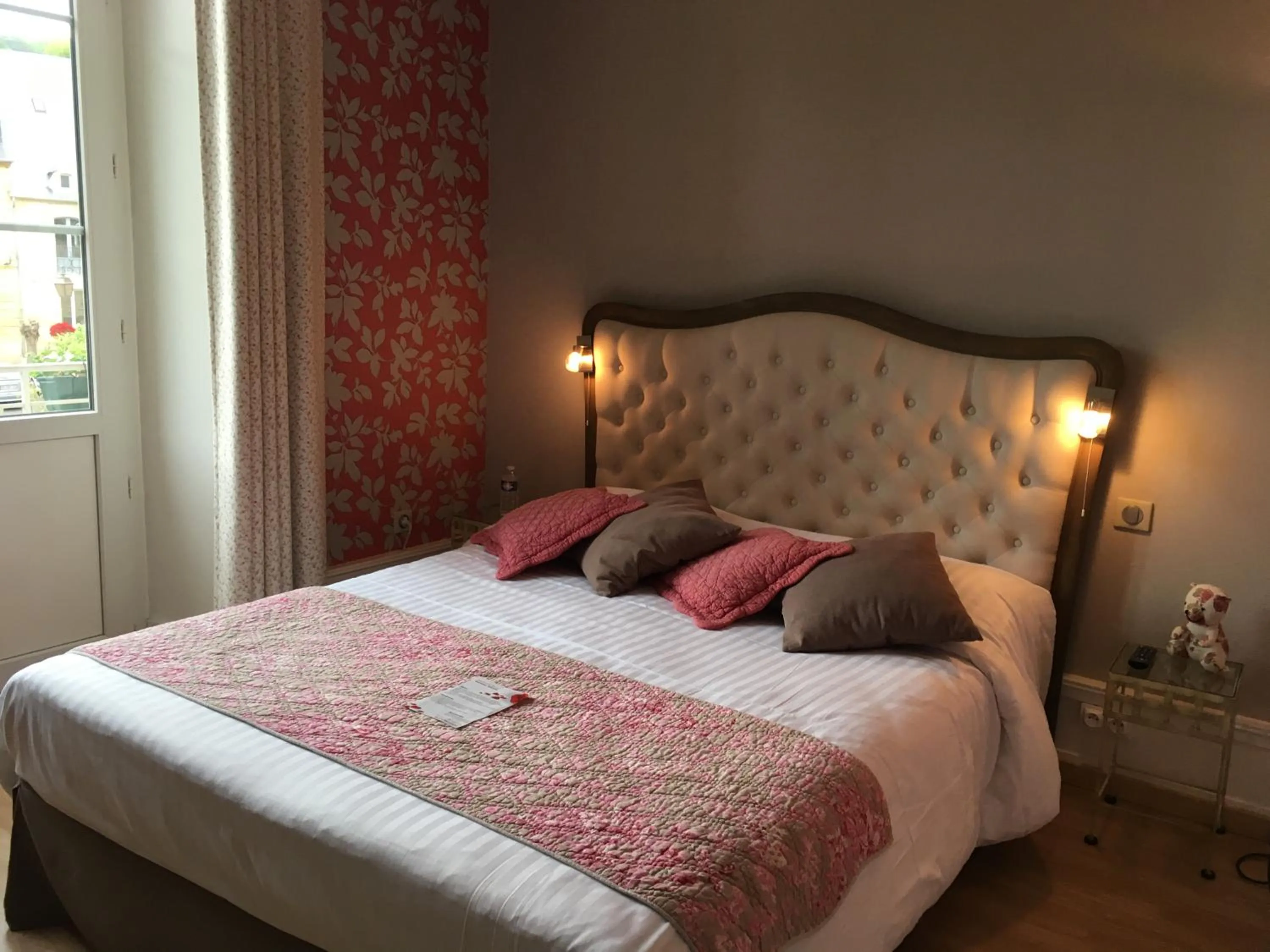 Photo of the whole room, Bed in La Roseraie Hôtel Restaurant