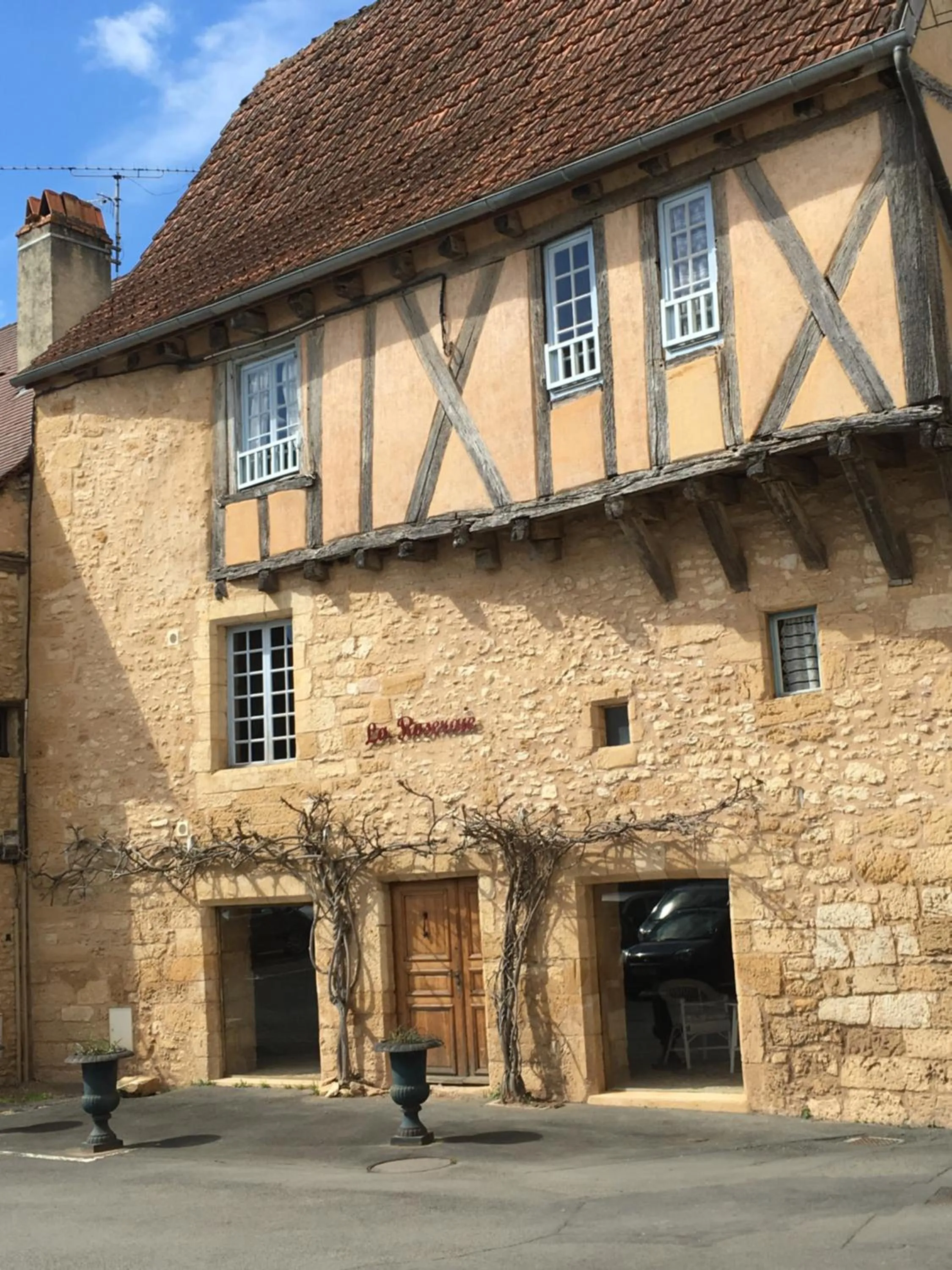 Facade/entrance in La Roseraie Hôtel Restaurant