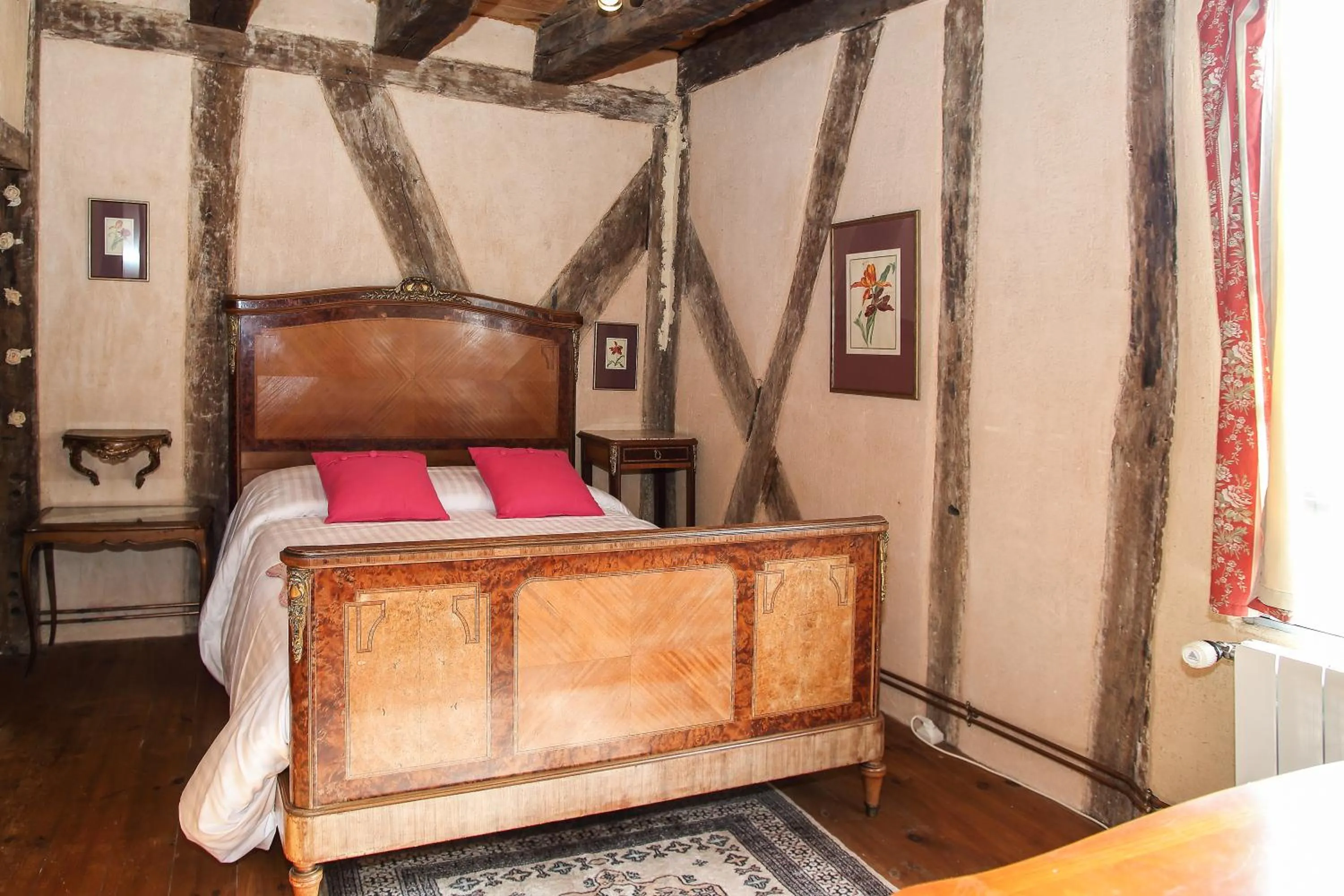 Bed in La Roseraie Hôtel Restaurant