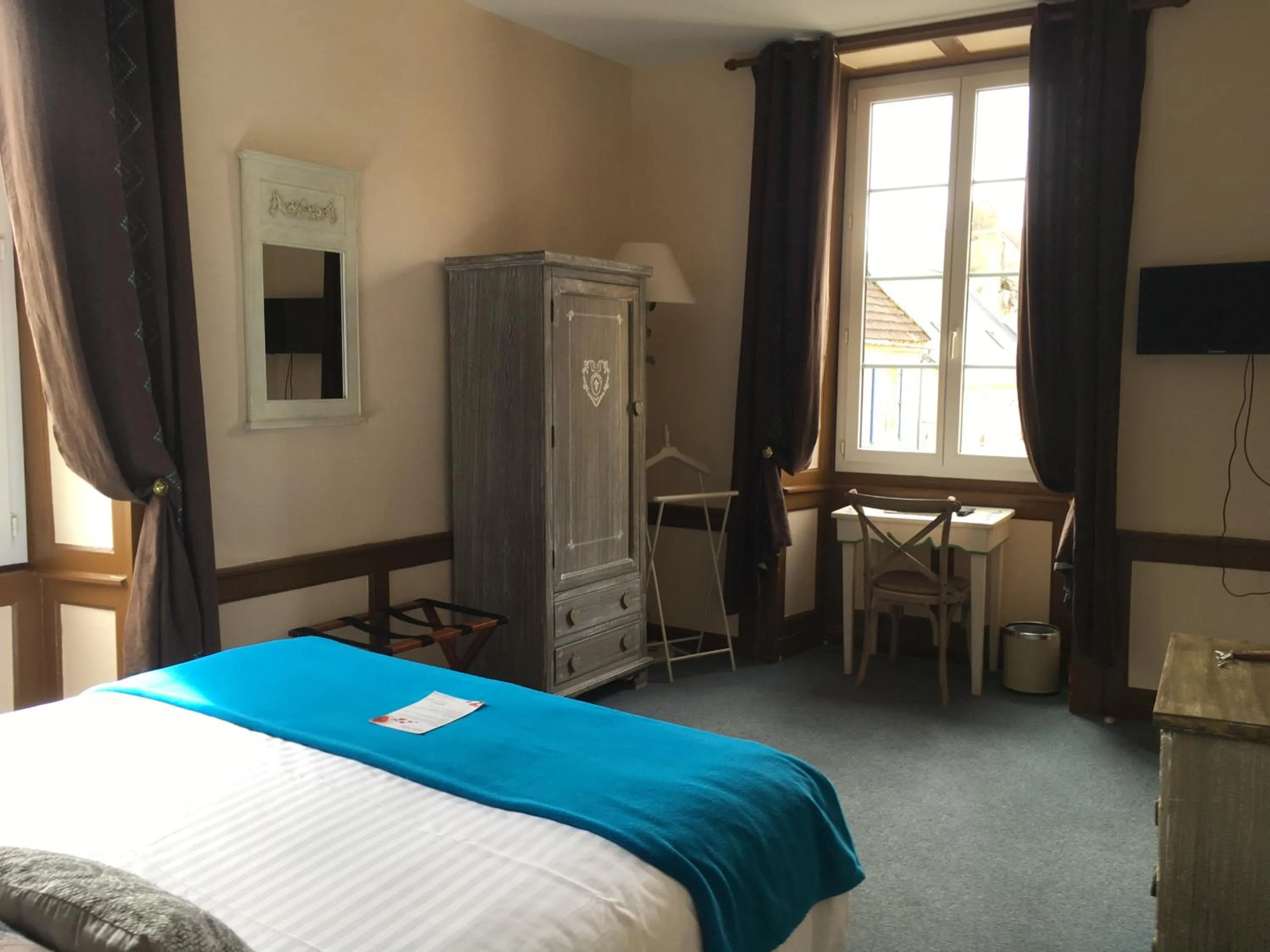 Bed in La Roseraie Hôtel Restaurant