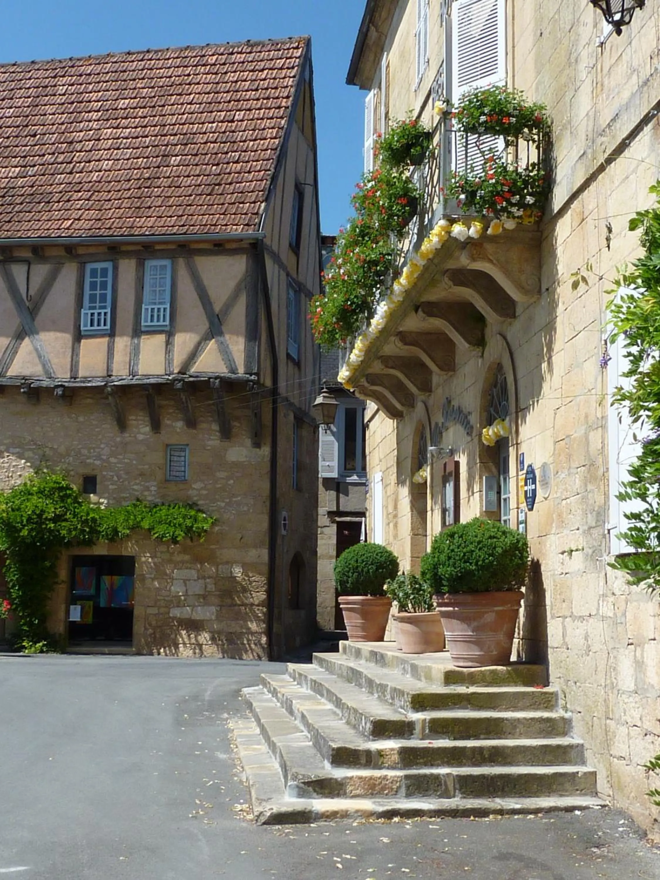 Property building in La Roseraie Hôtel Restaurant