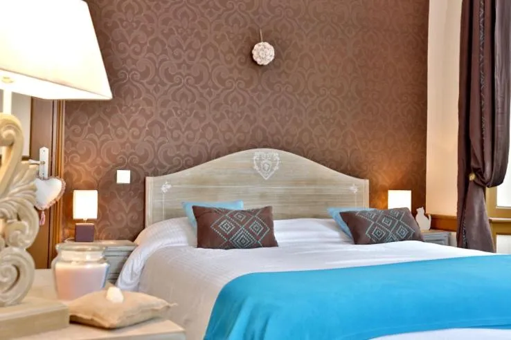 Bed in La Roseraie Hôtel Restaurant
