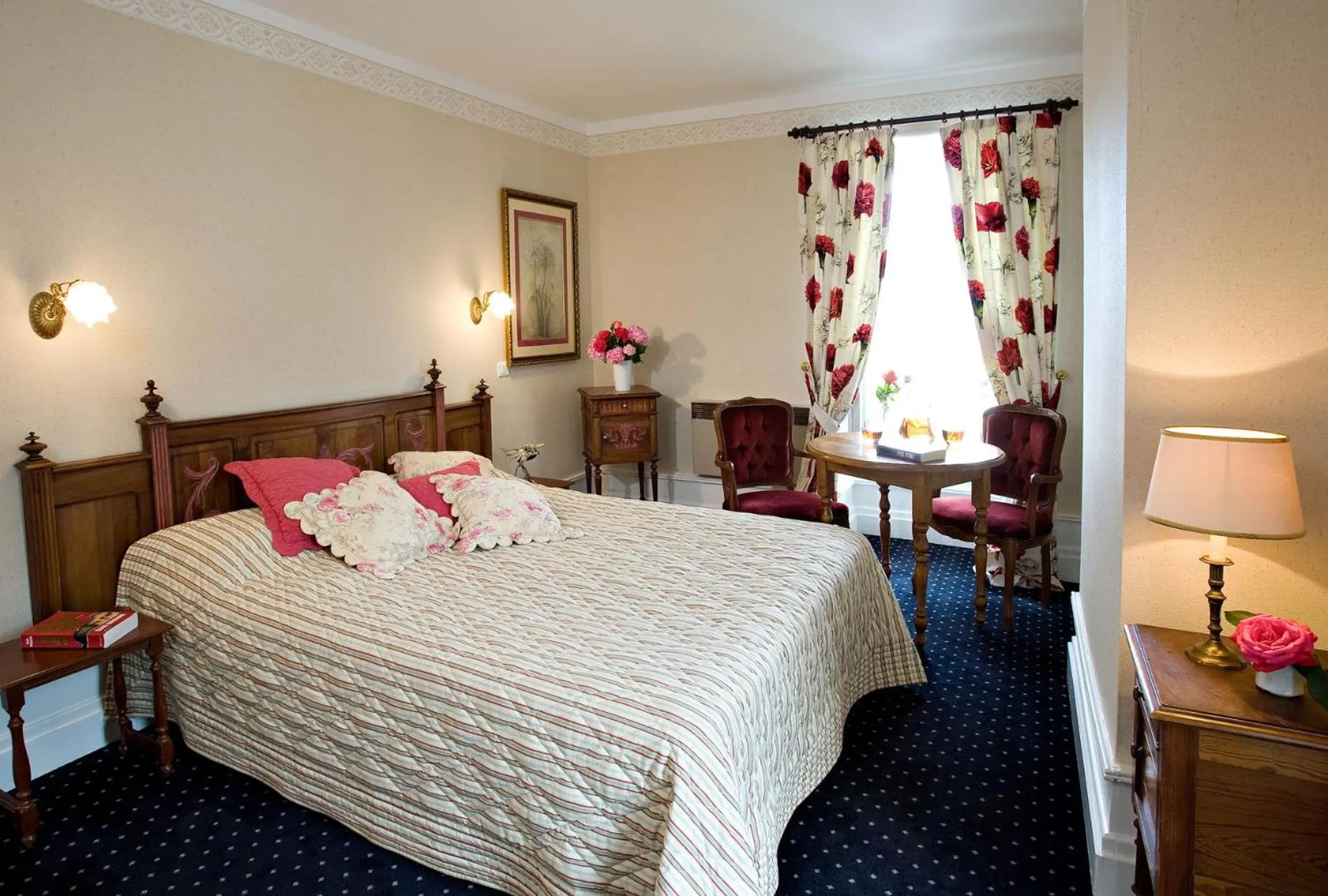 Photo of the whole room, Bed in La Roseraie Hôtel Restaurant