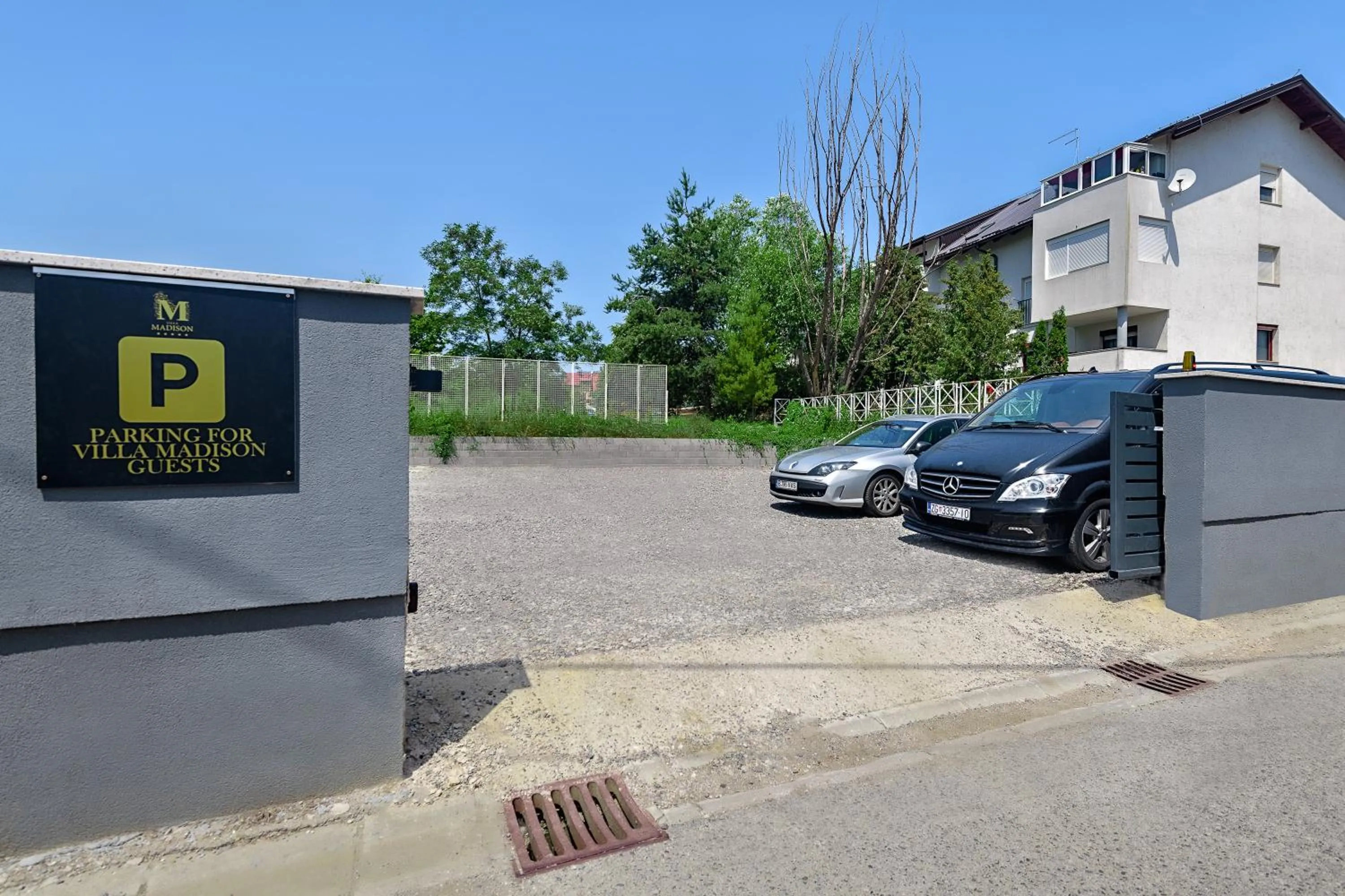 Parking in Villa Madison