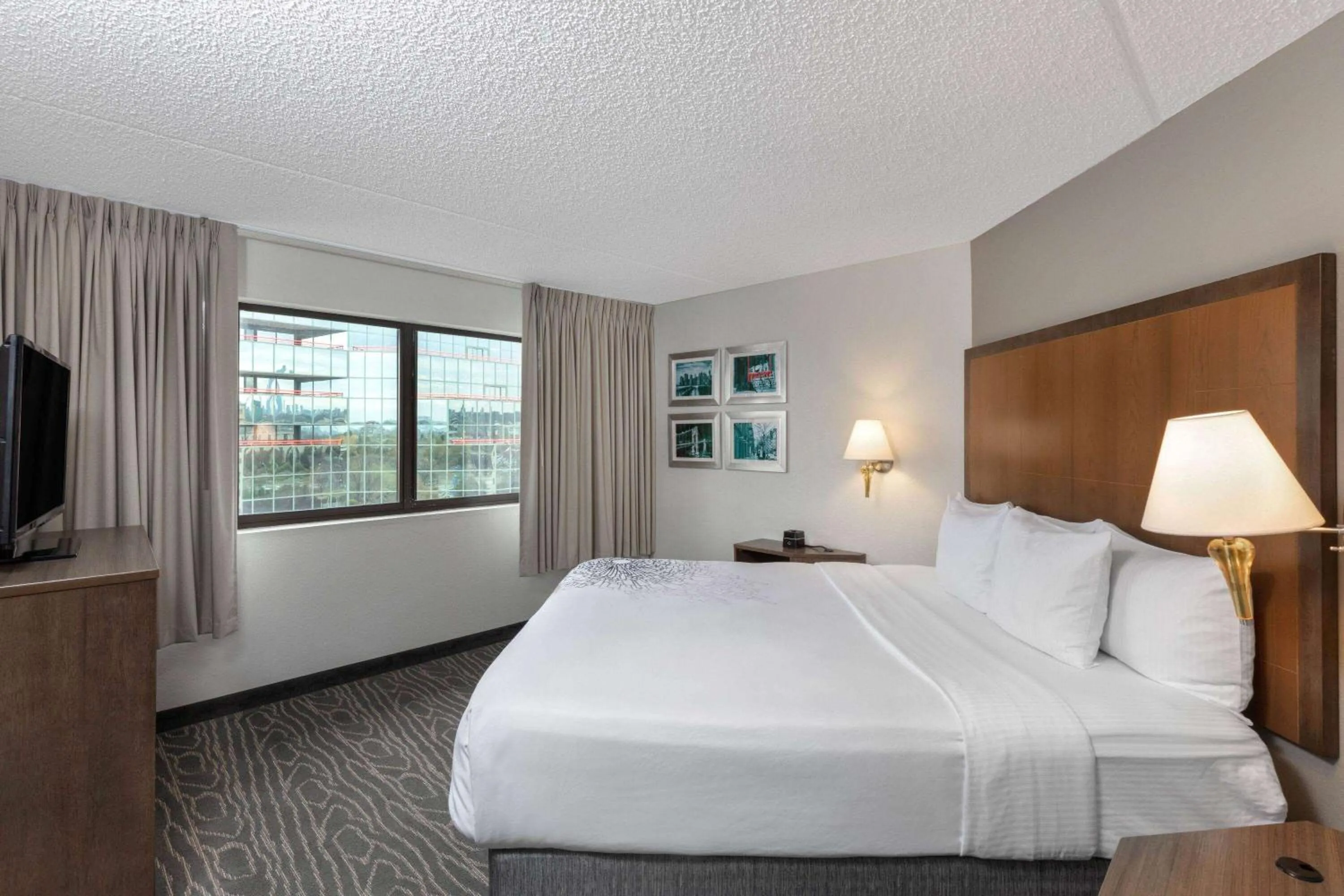 Photo of the whole room, Bed in La Quinta by Wyndham Secaucus Meadowlands