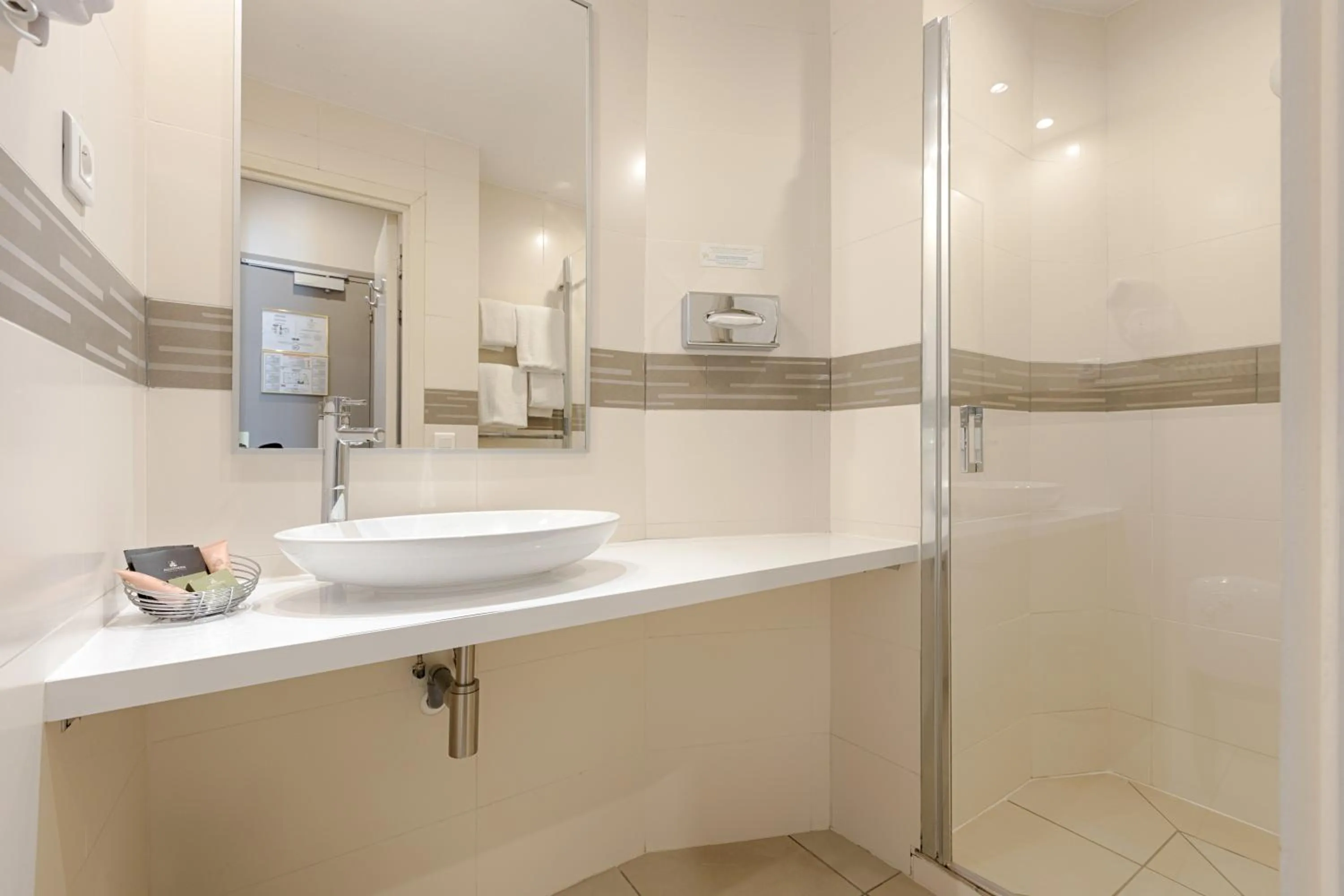 Bathroom in Hôtel Le Beaugency