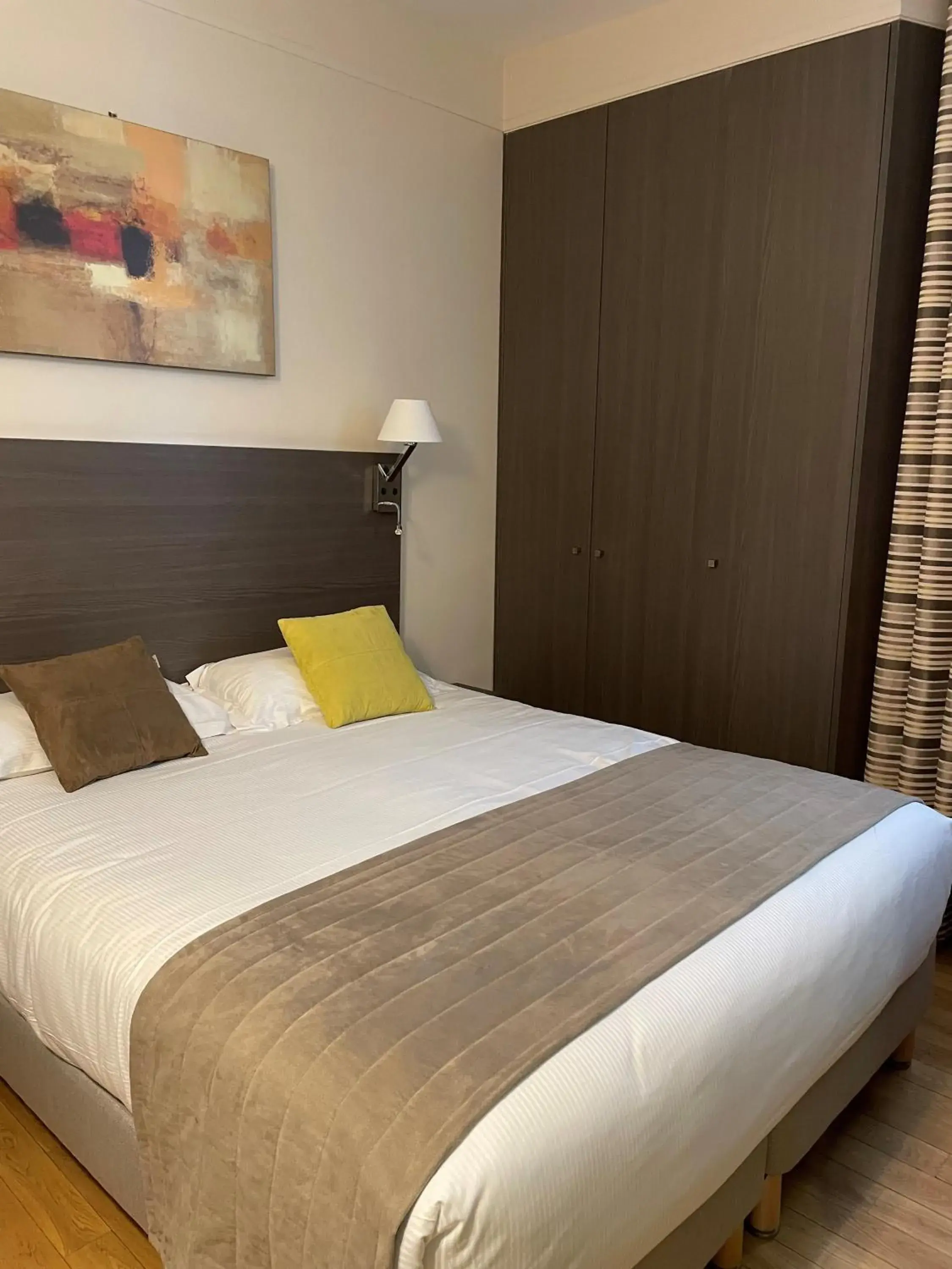 Superior Double Room in Hôtel Le Beaugency Superior Double Room in Hôtel Le Beaugency