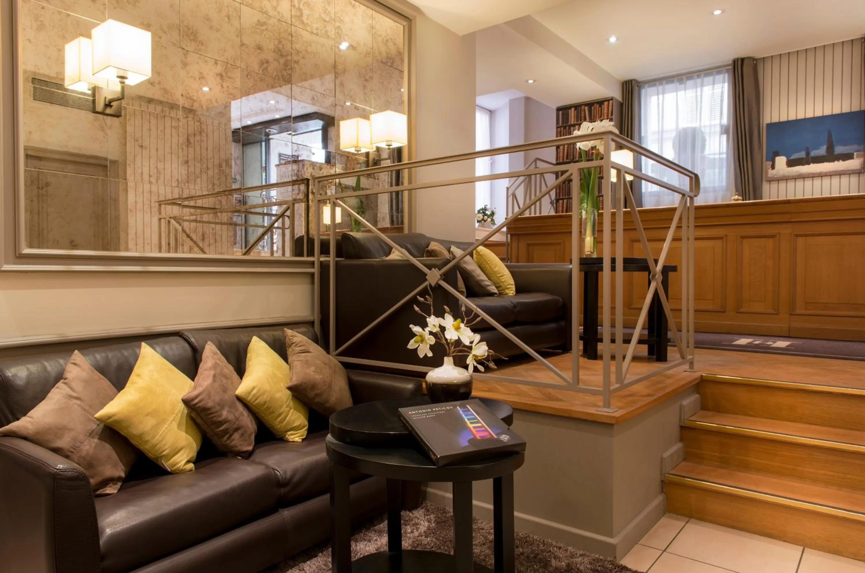 Lobby or reception in Hôtel Le Beaugency