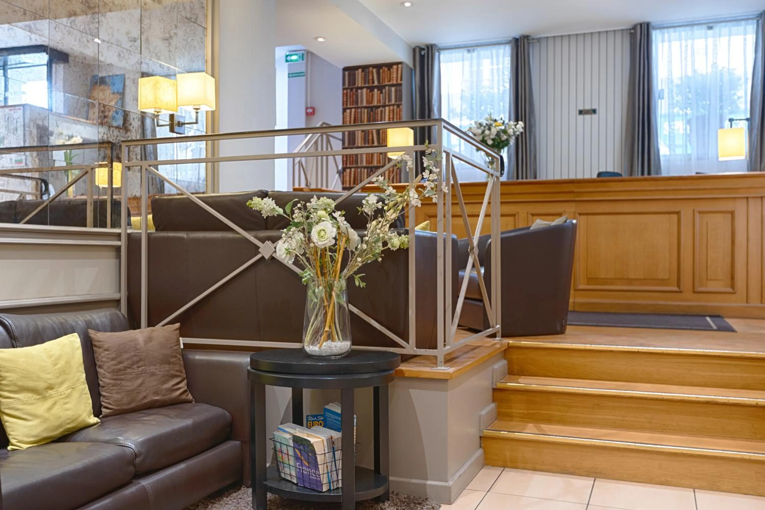 Lobby or reception in Hôtel Le Beaugency