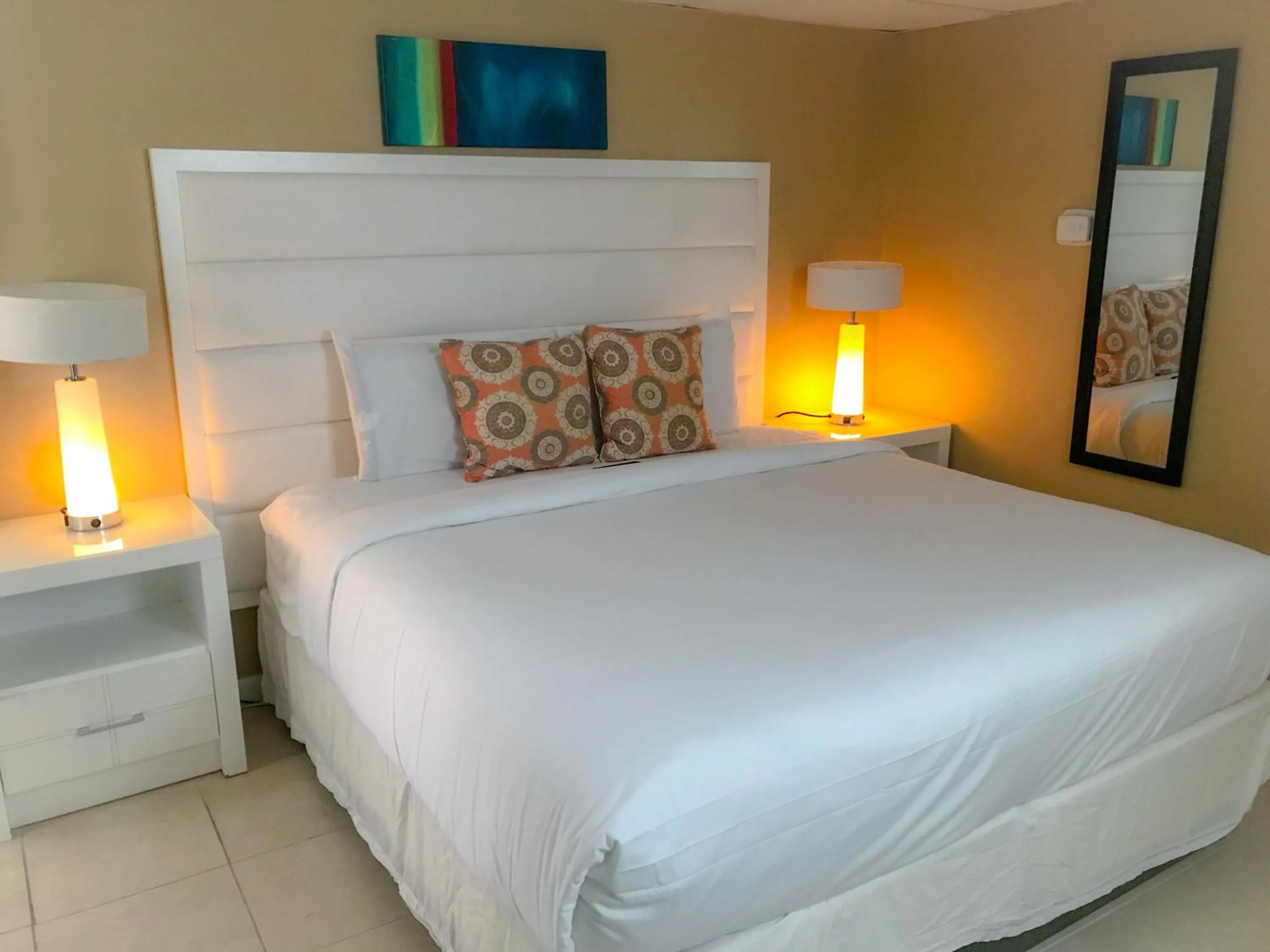 Bed in Haven Hotel - Fort Lauderdale Airport & Cruise Port