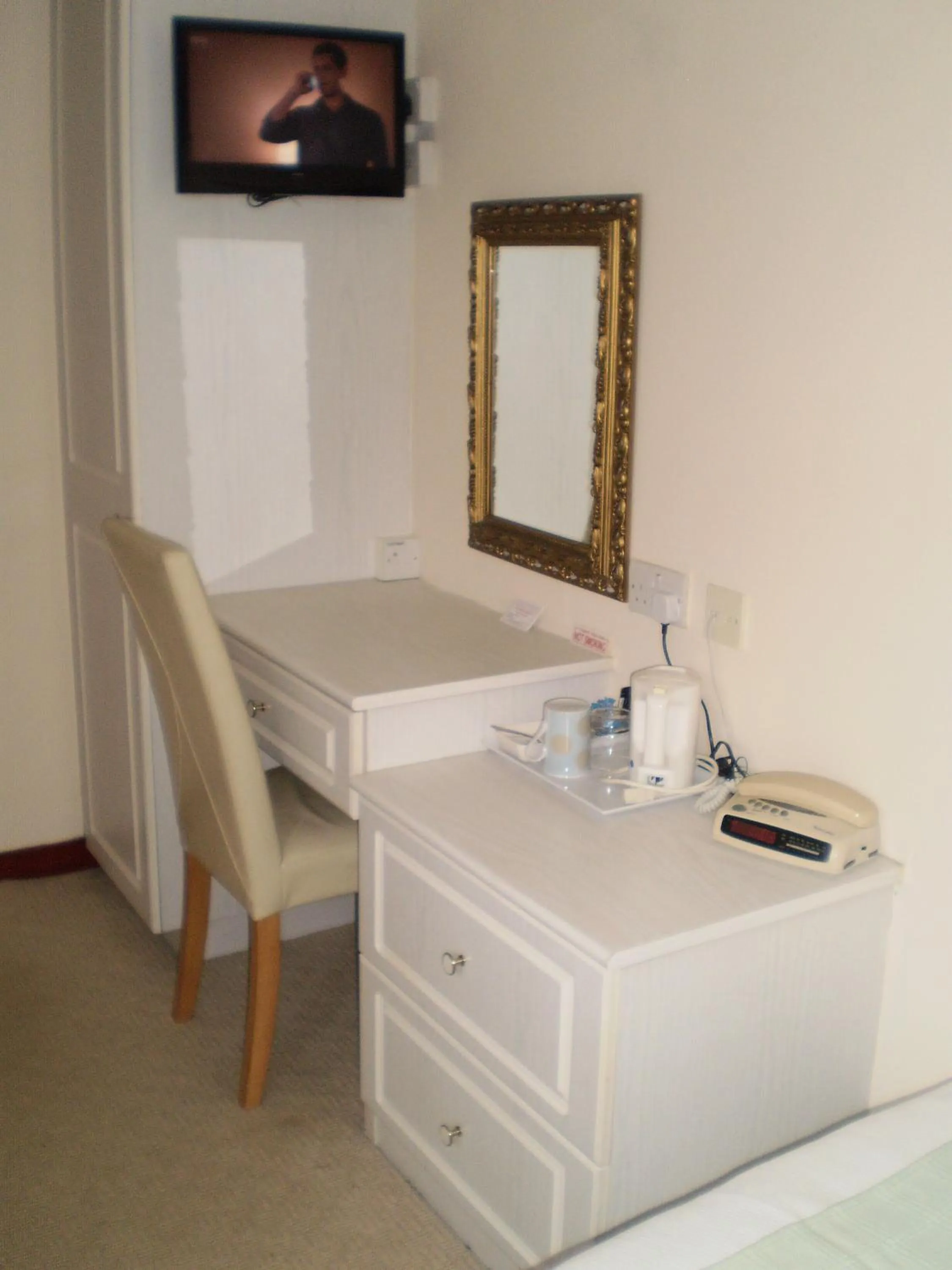 Coffee/tea facilities in Shawlee Cottage