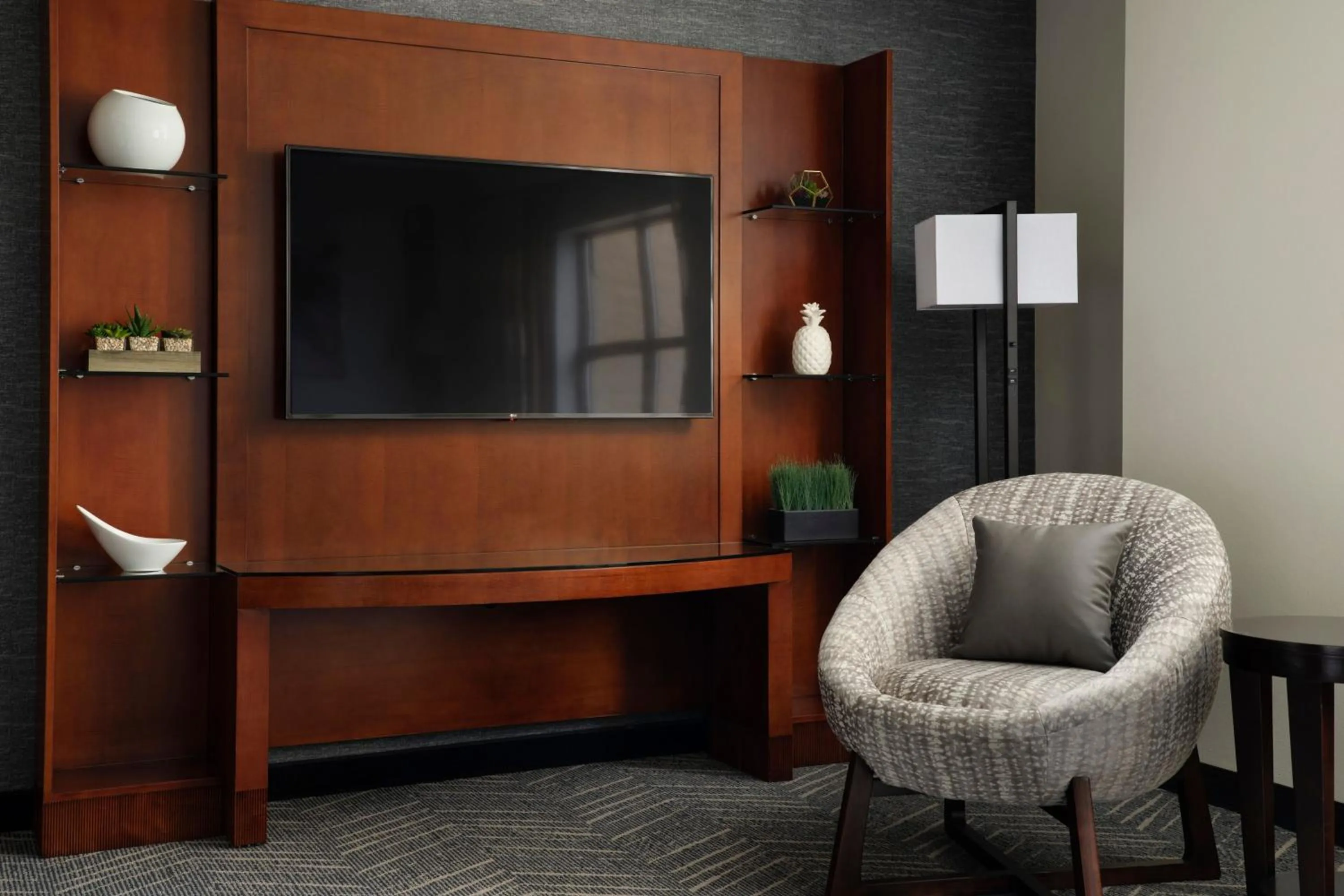 Living room in Minneapolis Marriott Northwest Hotel & Conference Center