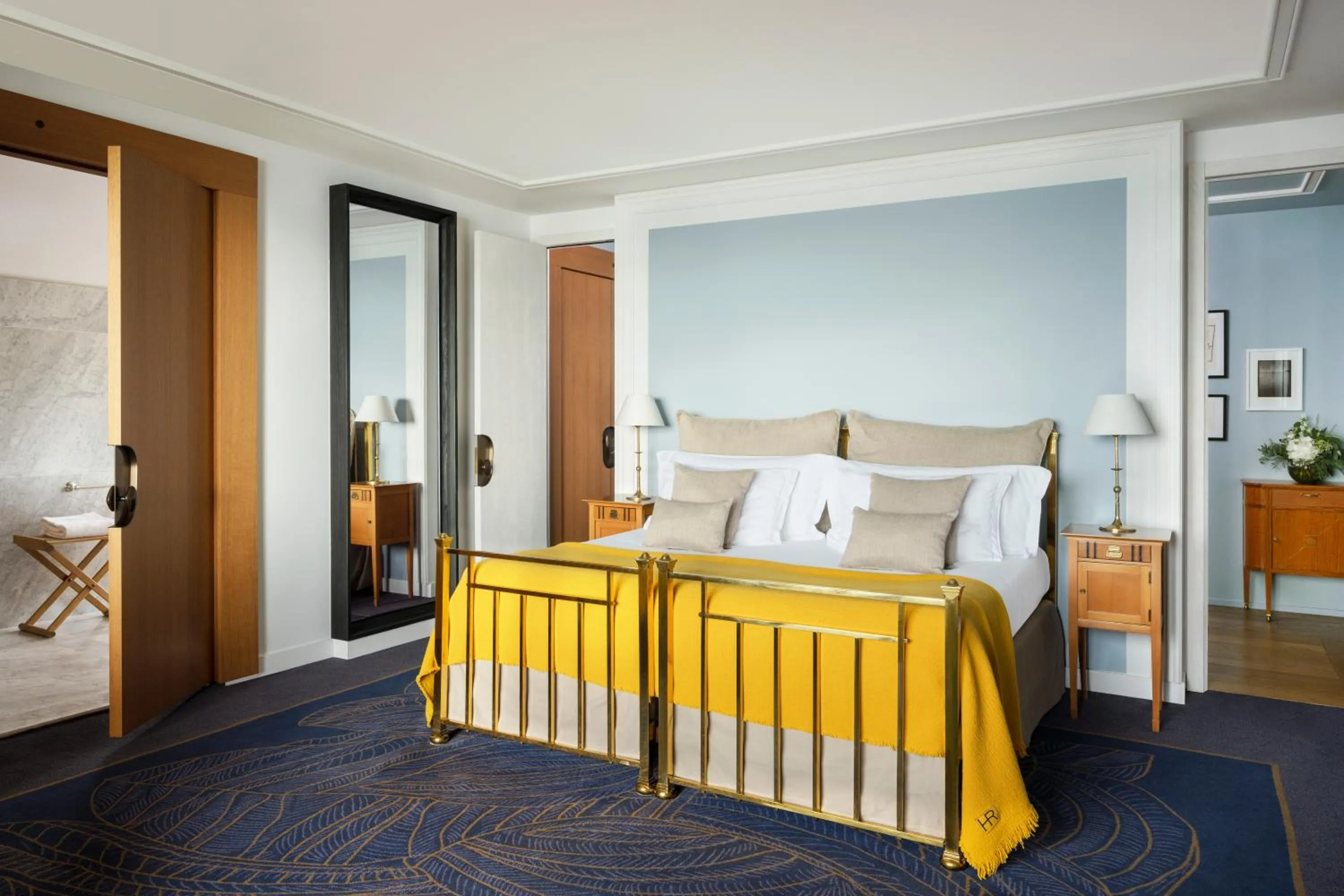 Bedroom, Bed in Hôtel Royal