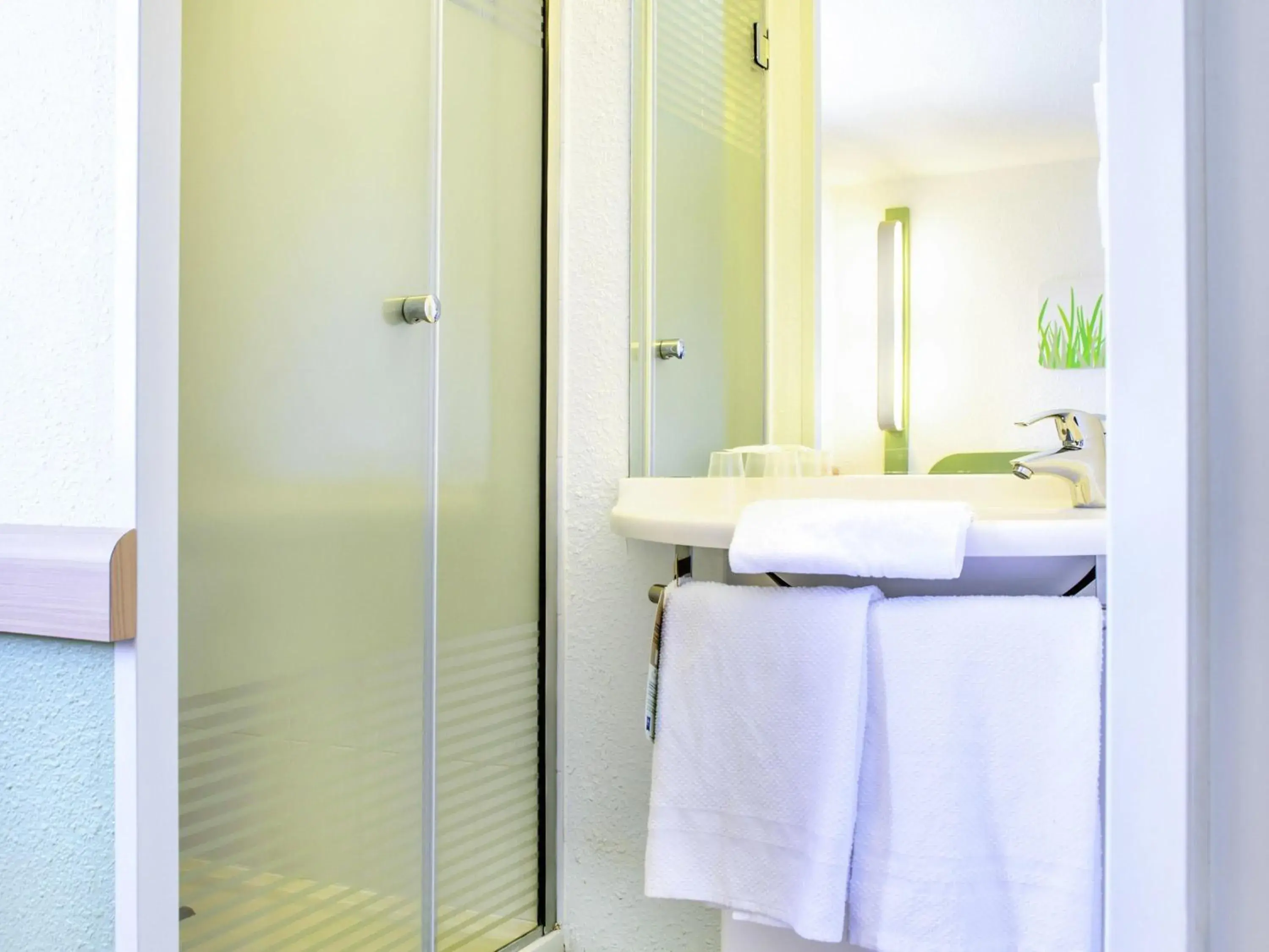 Triple Room with Large Bed and Bunk Bed in Ibis Budget Limoges Nord Triple Room with Large Bed and Bunk Bed in Ibis Budget Limoges Nord