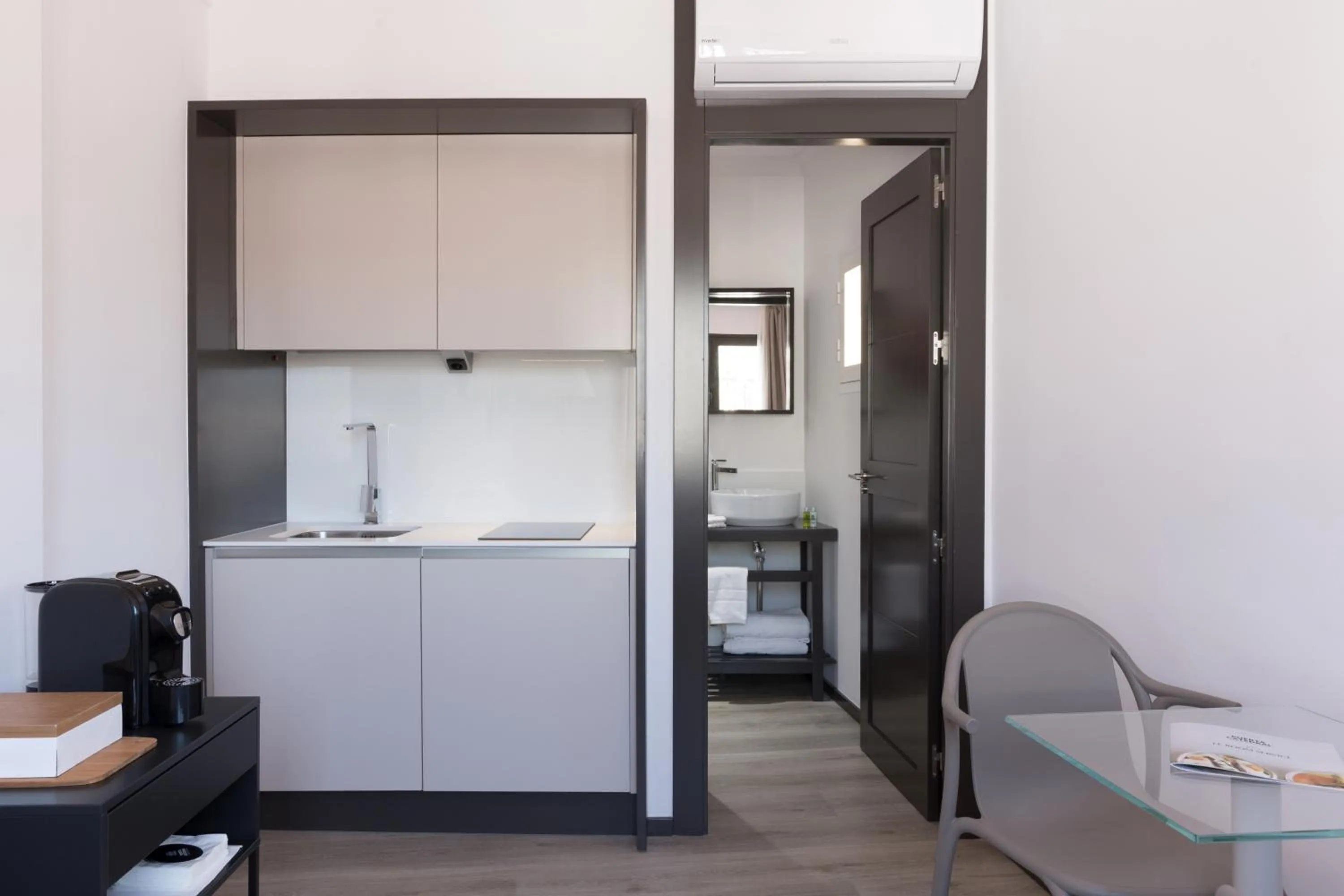 Kitchen or kitchenette in Puerta Catedral Holiday Suites