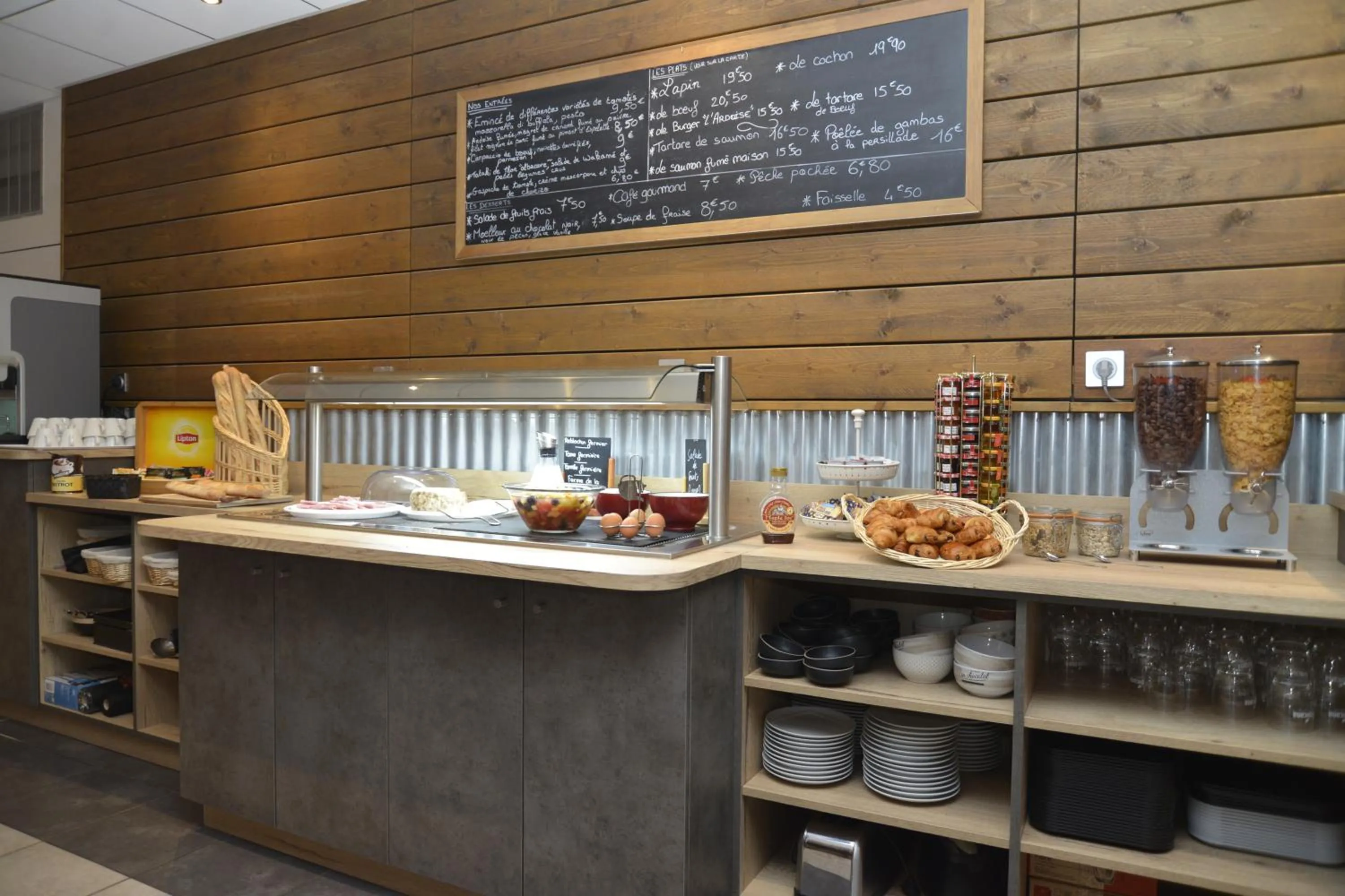 Buffet breakfast in Logis Cris Hôtel et Restaurant, Lyon Sud-Est