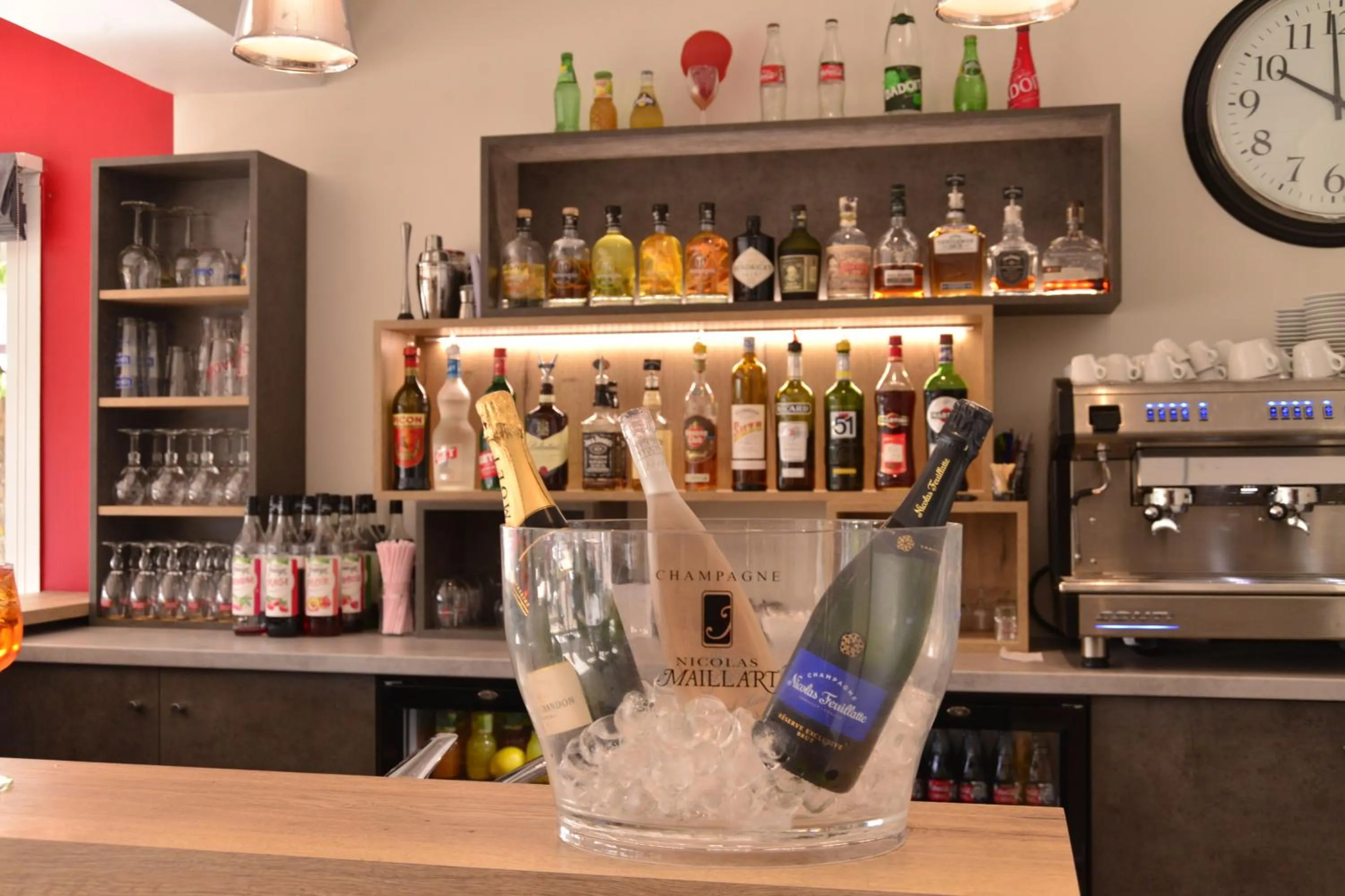 Lounge or bar in Logis Cris Hôtel et Restaurant, Lyon Sud-Est