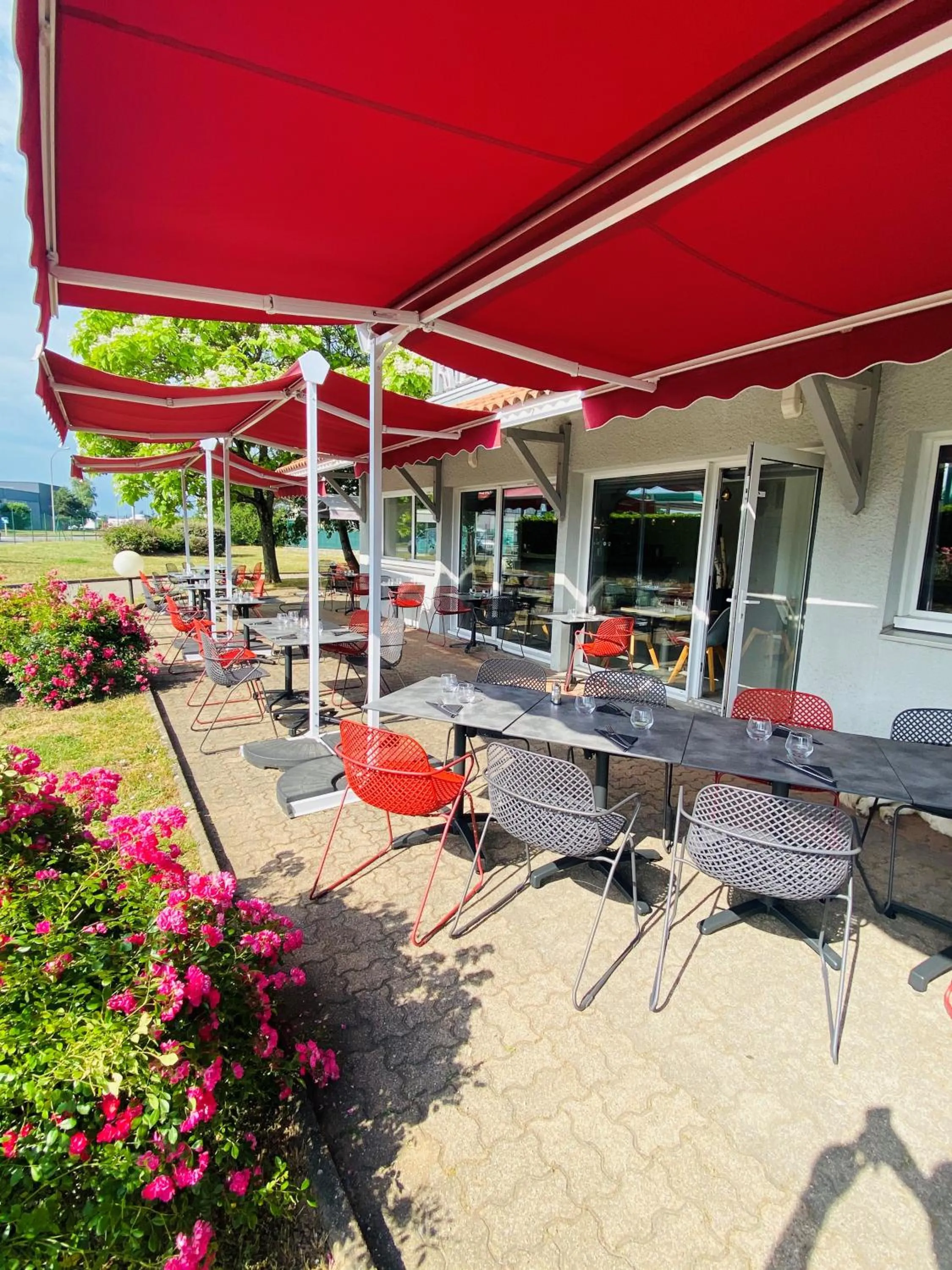 Patio in Logis Cris Hôtel et Restaurant, Lyon Sud-Est