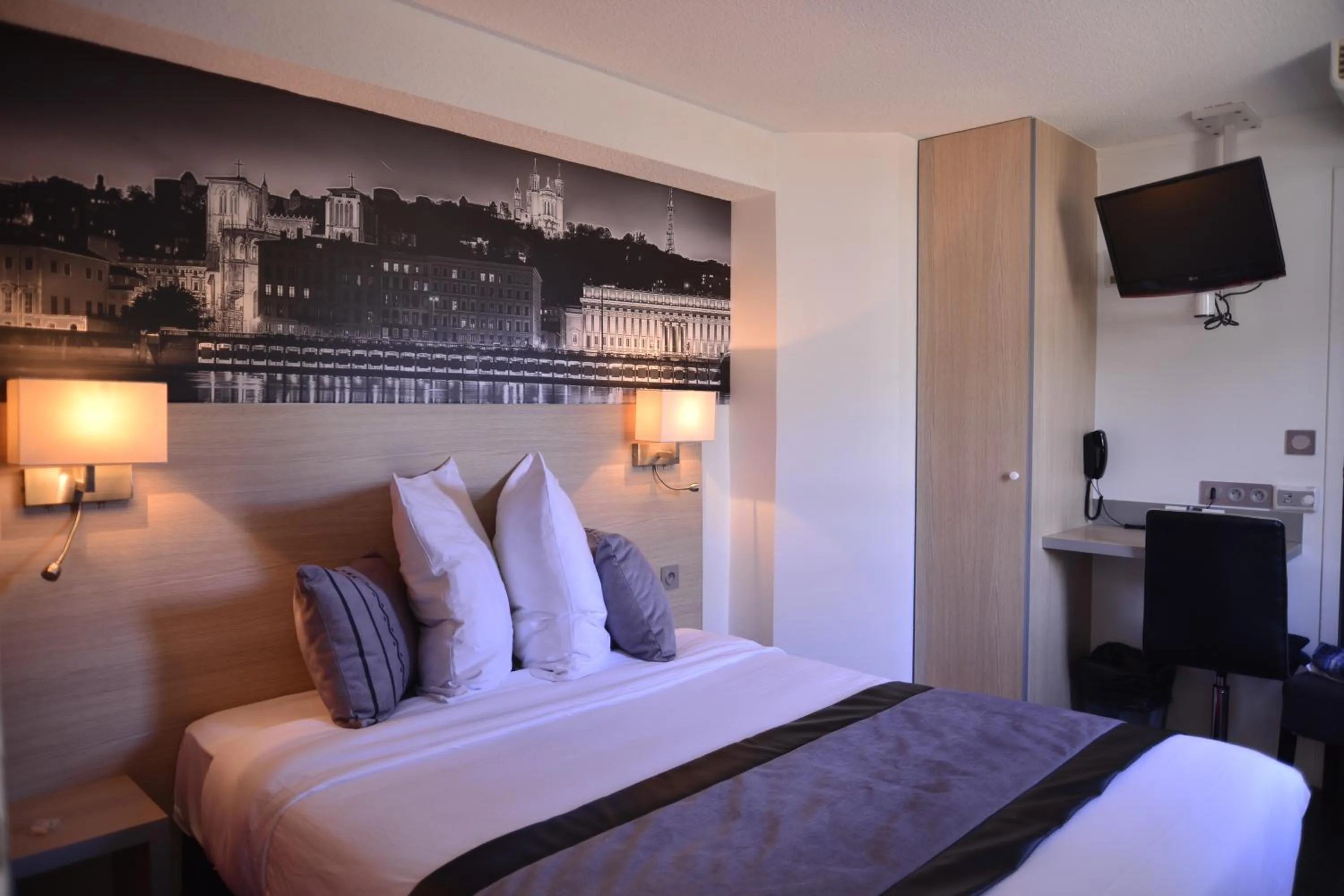 Bed in Logis Cris Hôtel et Restaurant, Lyon Sud-Est